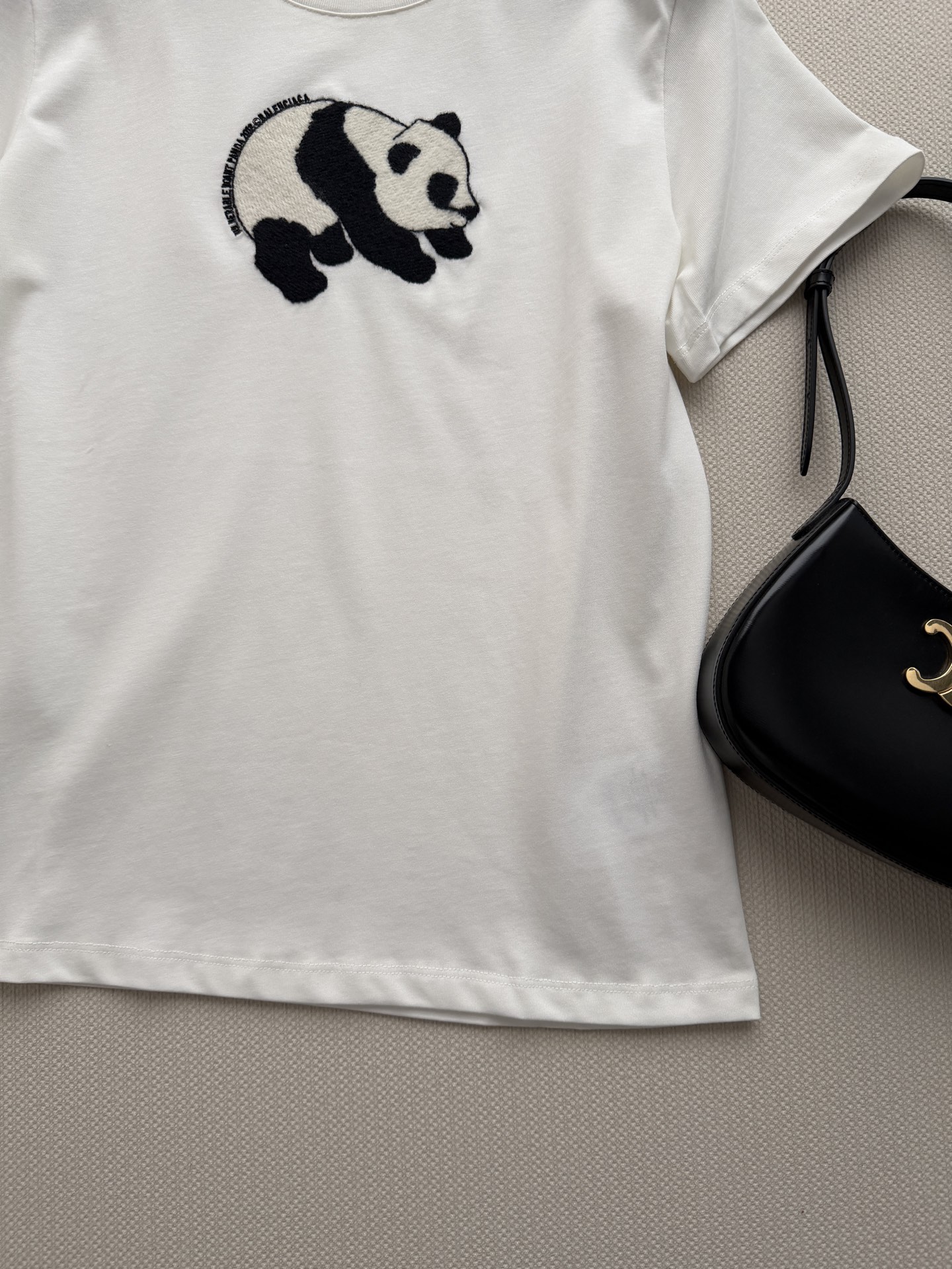 Balenciag*🆕熊猫T：可以摸到毛绒感的熊猫刺绣，整个图案采用毛线刺绣，摸上去软乎乎像真实熊猫毛，