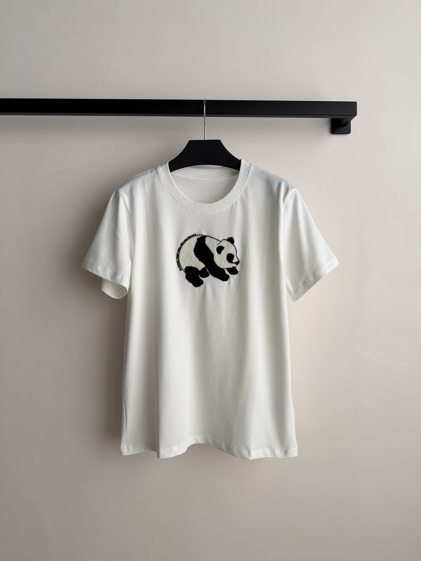Balenciag*🆕熊猫T：可以摸到毛绒感的熊猫刺绣，整个图案采用毛线刺绣，摸上去软乎乎像真实熊猫毛，
