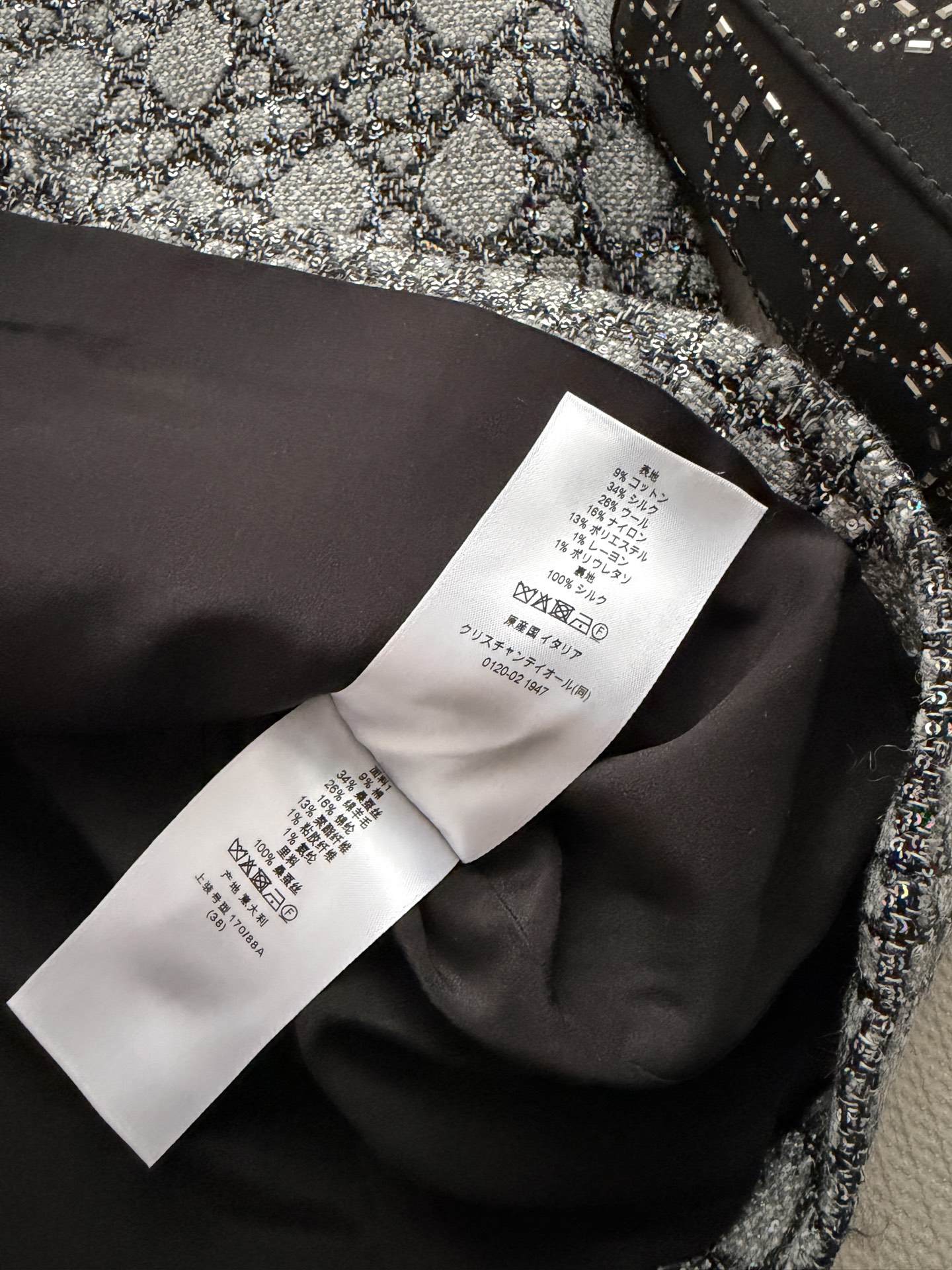 Dior 2026春夏系列藤格纹无袖连衣裙，桑蚕丝+羊毛混纺，质感柔软又挺括。经典藤格纹设计，黑色滚边+