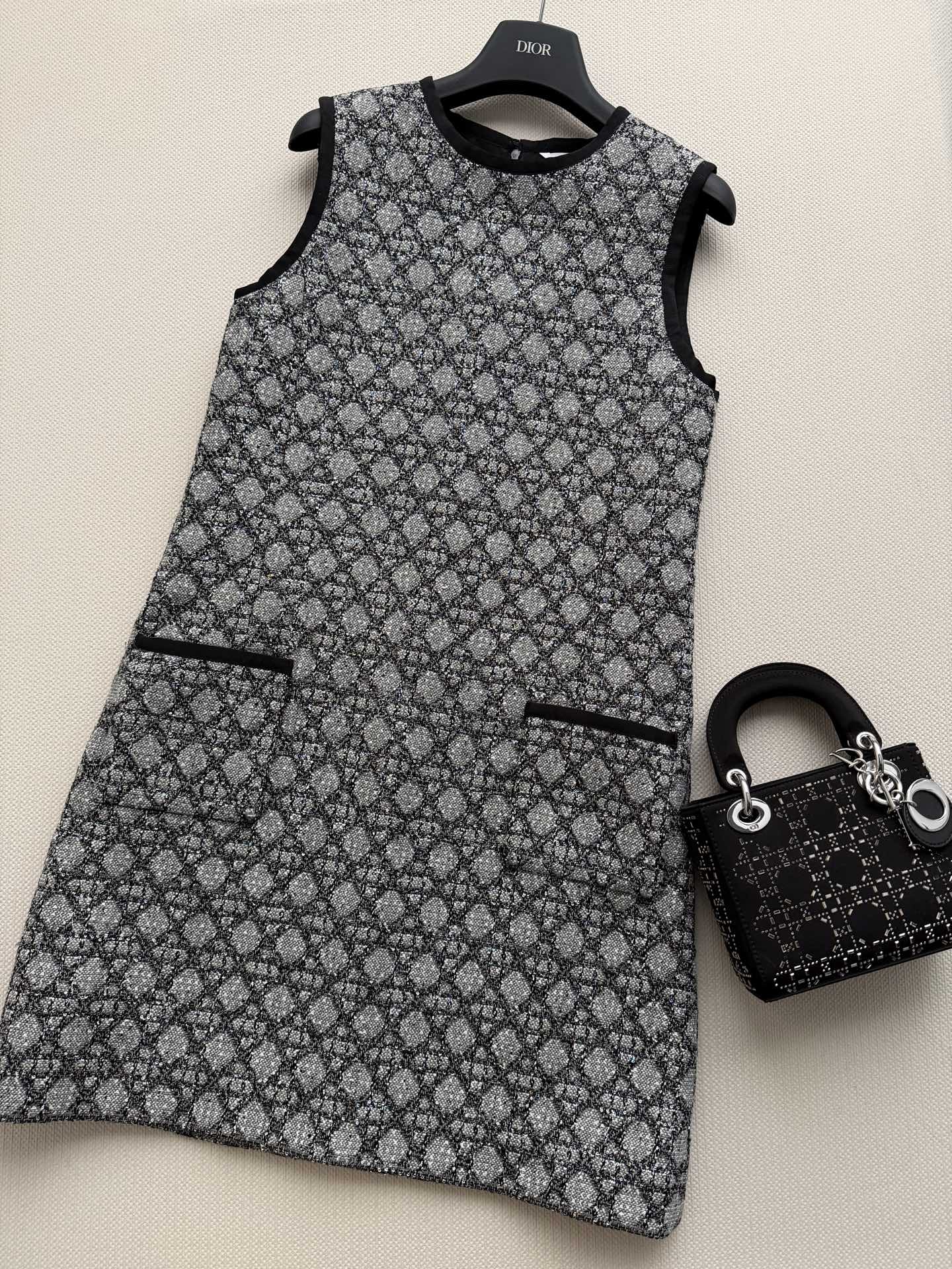 Dior 2026春夏系列藤格纹无袖连衣裙，桑蚕丝+羊毛混纺，质感柔软又挺括。经典藤格纹设计，黑色滚边+
