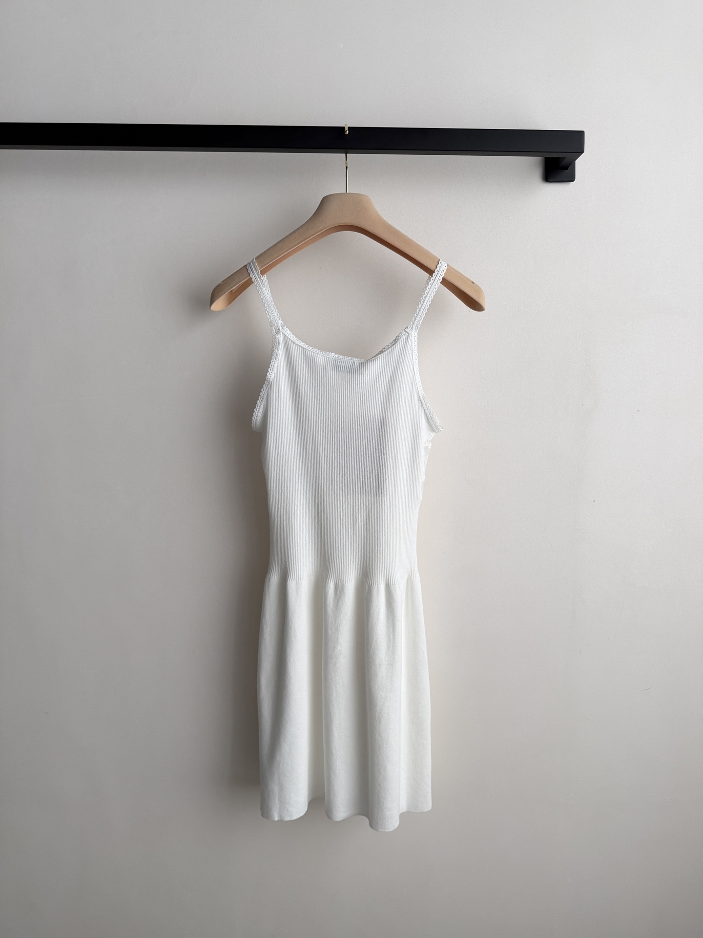 Miumi*🆕26ss夏季新款白色蕾丝拼接吊带连衣裙👗定制蕾丝布料 花边，法式刺绣蕾丝+棉质面料，柔软贴