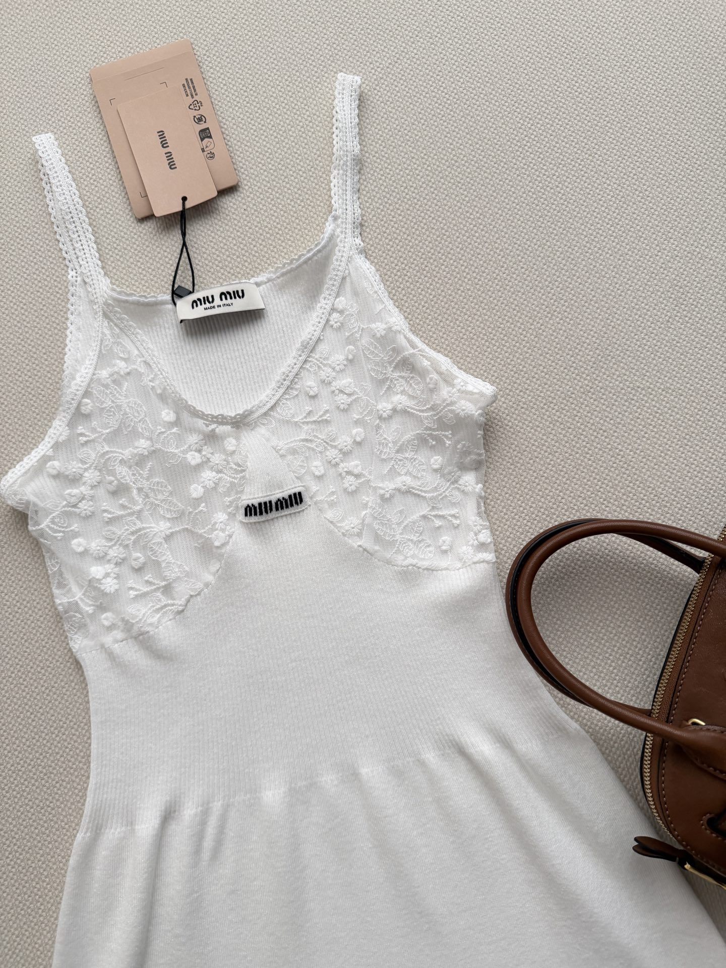 Miumi*🆕26ss夏季新款白色蕾丝拼接吊带连衣裙👗定制蕾丝布料 花边，法式刺绣蕾丝+棉质面料，柔软贴