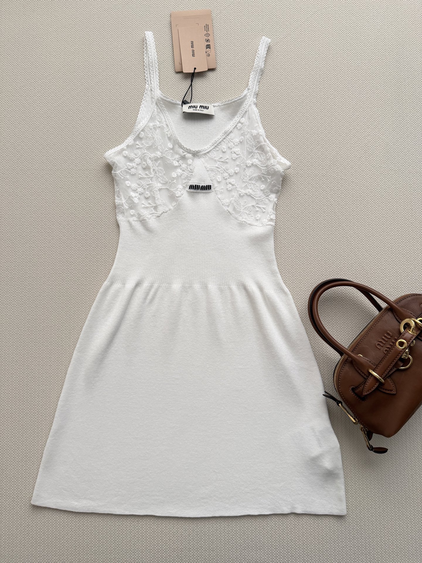 Miumi*🆕26ss夏季新款白色蕾丝拼接吊带连衣裙👗定制蕾丝布料 花边，法式刺绣蕾丝+棉质面料，柔软贴