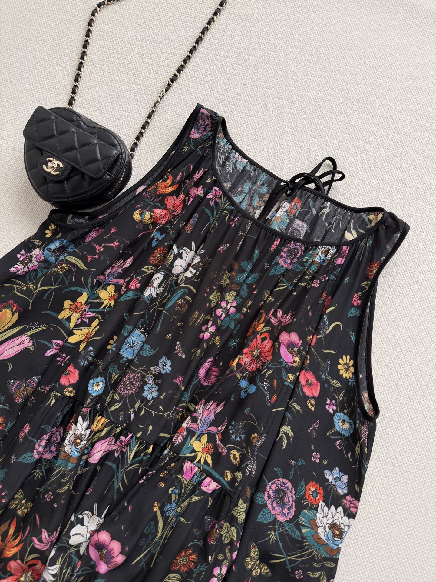 Gucc*🆕真丝连衣裙👗这款黑色印花无袖连衣裙，轻盈透气，夏天穿超舒服！黑色底色配多彩花卉，复古又浪漫，