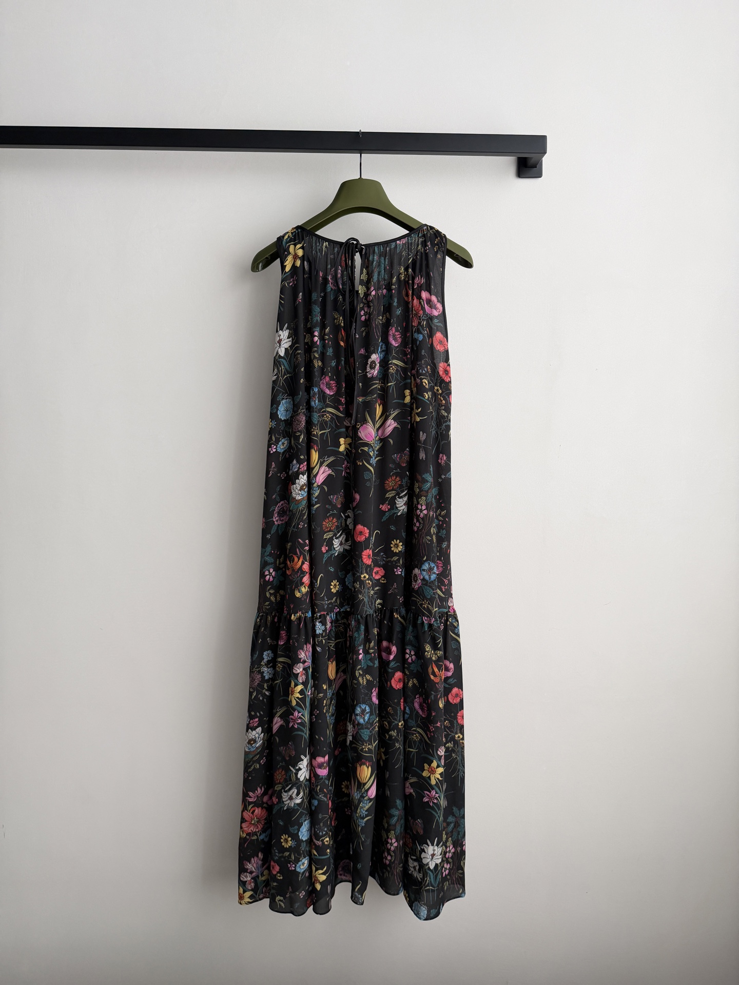 Gucc*🆕真丝连衣裙👗这款黑色印花无袖连衣裙，轻盈透气，夏天穿超舒服！黑色底色配多彩花卉，复古又浪漫，