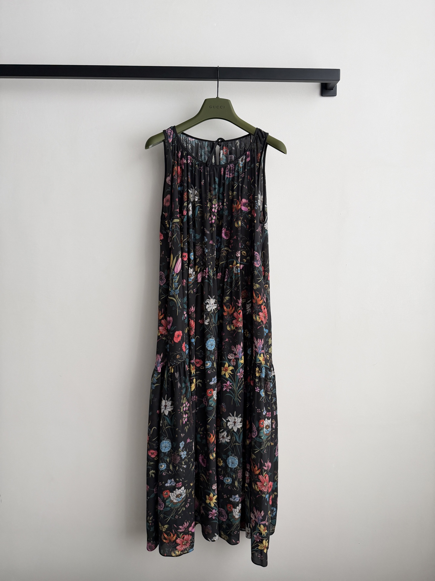 Gucc*🆕真丝连衣裙👗这款黑色印花无袖连衣裙，轻盈透气，夏天穿超舒服！黑色底色配多彩花卉，复古又浪漫，