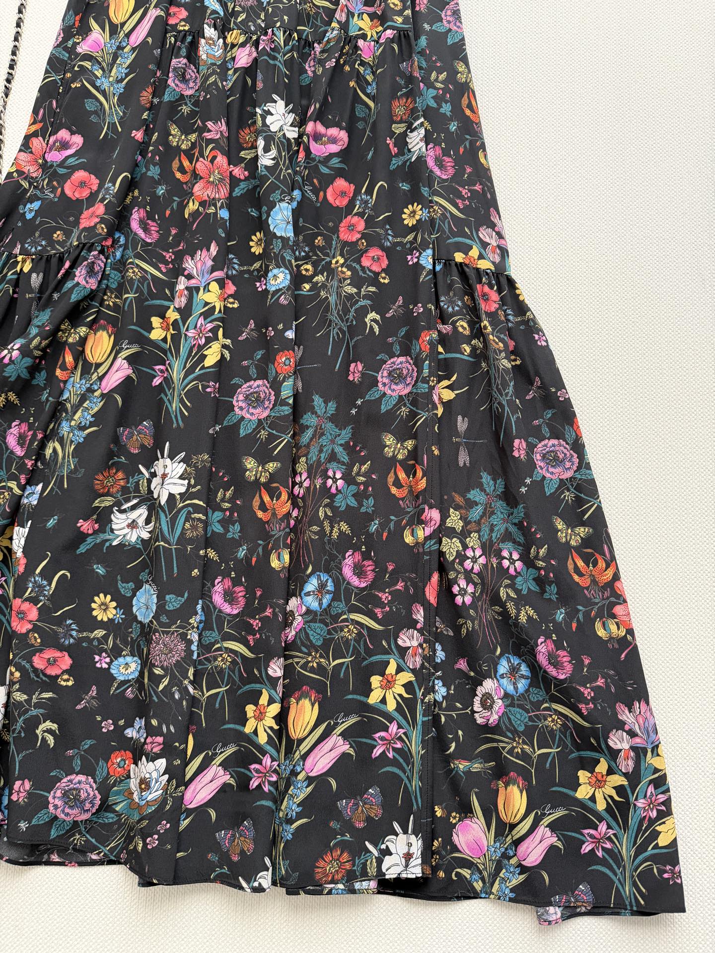 Gucc*🆕真丝连衣裙👗这款黑色印花无袖连衣裙，轻盈透气，夏天穿超舒服！黑色底色配多彩花卉，复古又浪漫，