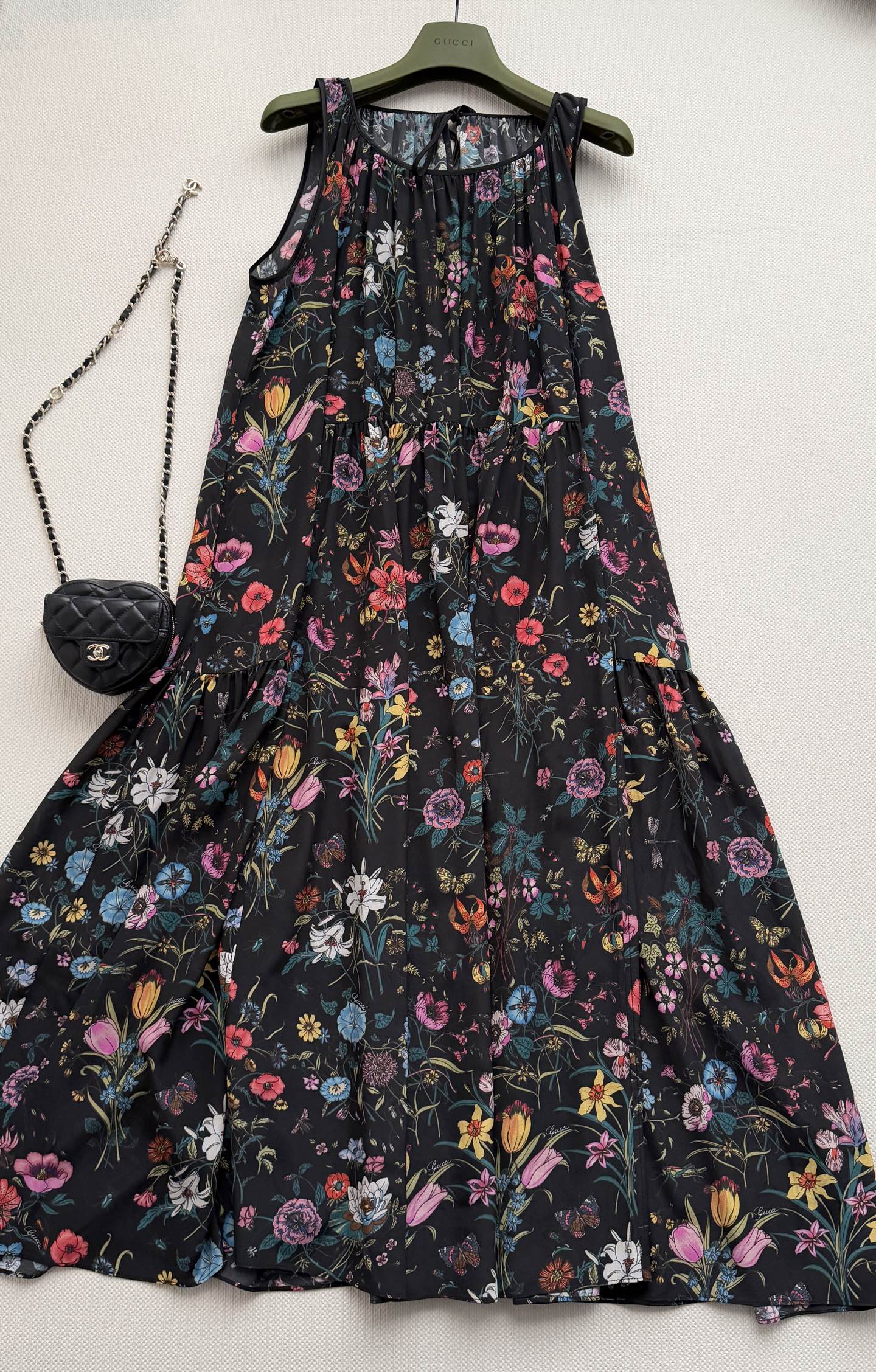 Gucc*🆕真丝连衣裙👗这款黑色印花无袖连衣裙，轻盈透气，夏天穿超舒服！黑色底色配多彩花卉，复古又浪漫，