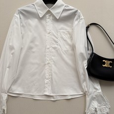 𝐂𝐞𝐥𝐢𝐧*🆕26new🪄袖标刺绣徽标白色宽松衬衫 经典翻领+宽松剪裁,袖口和下摆都很有松弛感,简约又高 𝐂𝐞𝐥𝐢𝐧*🆕26new🪄袖标刺绣徽标白色宽松衬衫 经典翻领+宽松剪裁,袖口和下摆都很有松弛感,简约又高