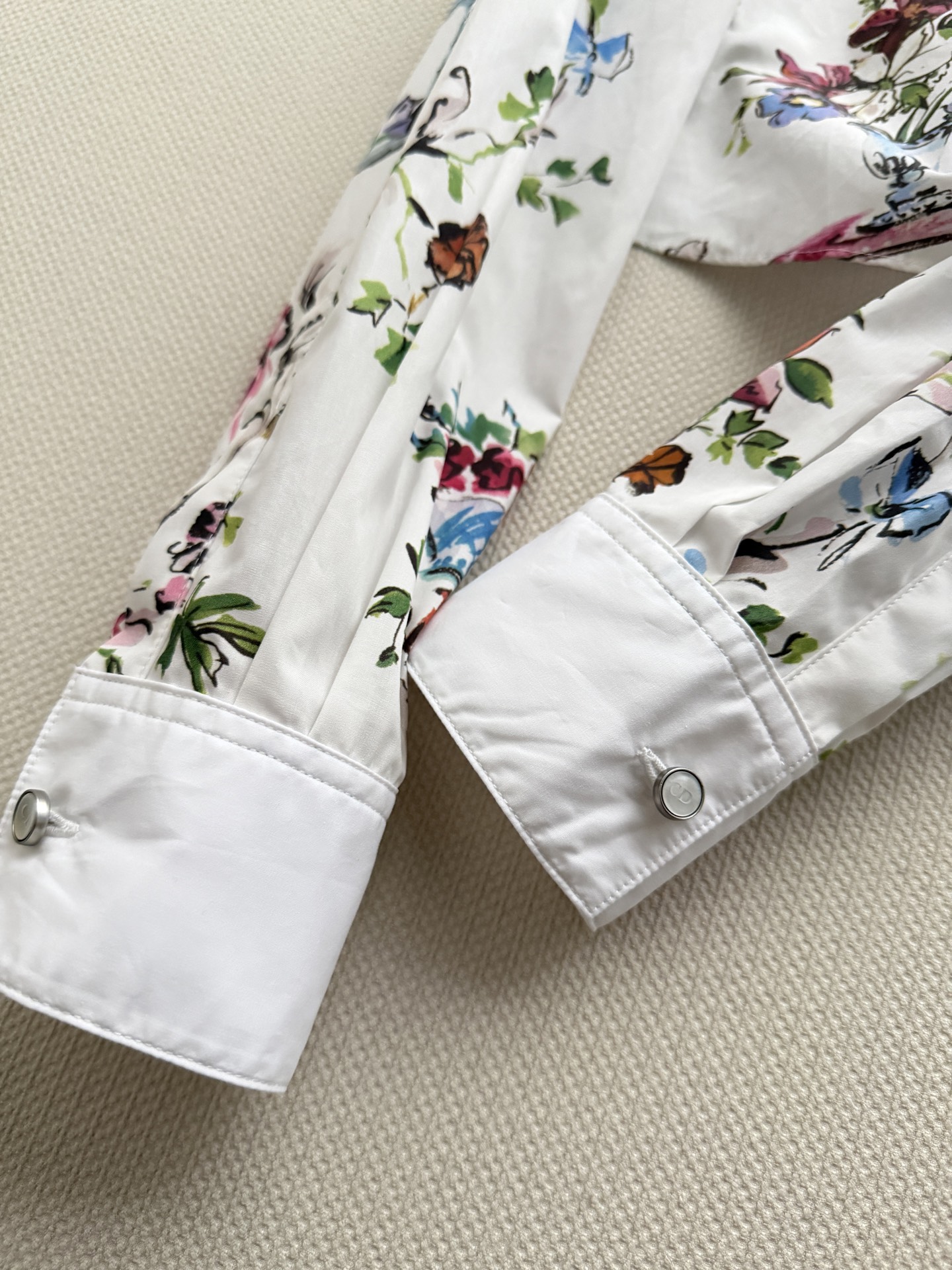 Dio*🆕26系列碎花衬衫，采用丝棉混纺，柔软亲肤又透气，春夏穿超舒服！白底配复古植物花卉印花，灵感来自