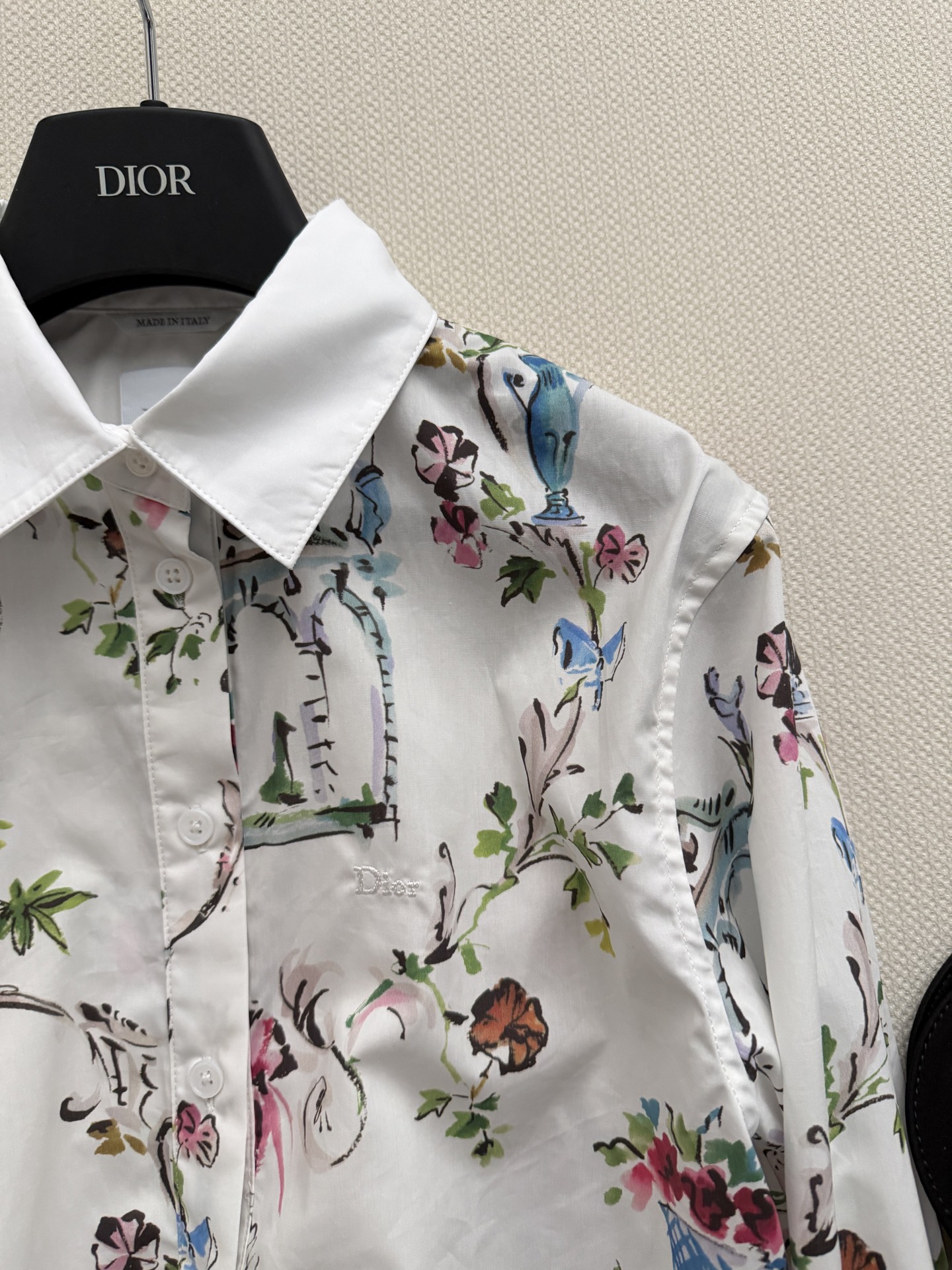 Dio*🆕26系列碎花衬衫，采用丝棉混纺，柔软亲肤又透气，春夏穿超舒服！白底配复古植物花卉印花，灵感来自