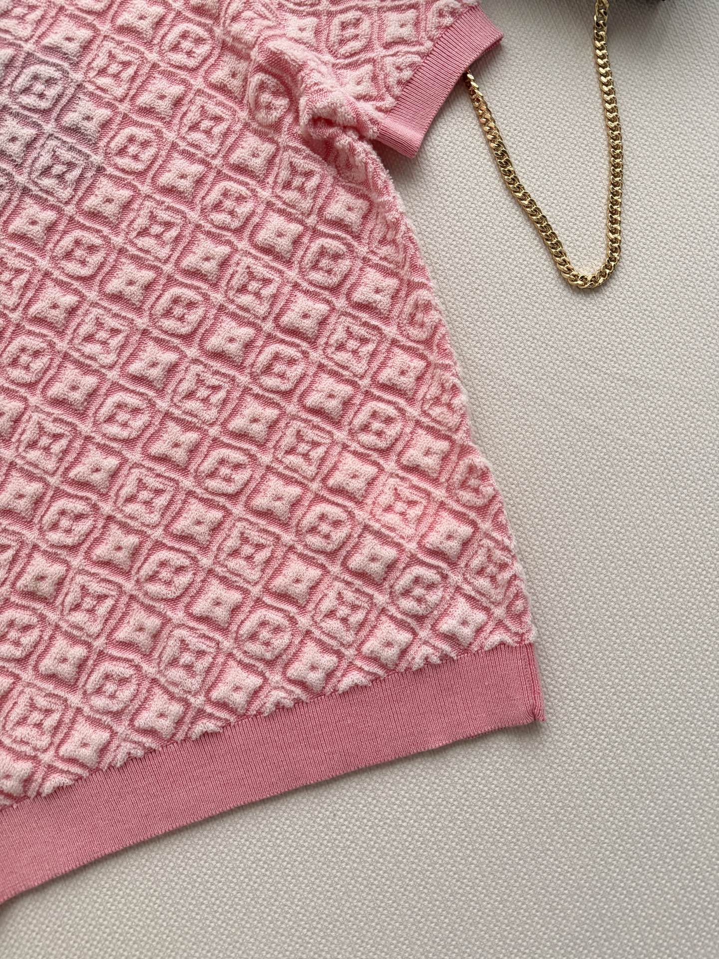 LouisVuitto*🆕2026春夏粉色老花针织上衣，经典Monogram老花搭配粉色，温柔又时髦✨。