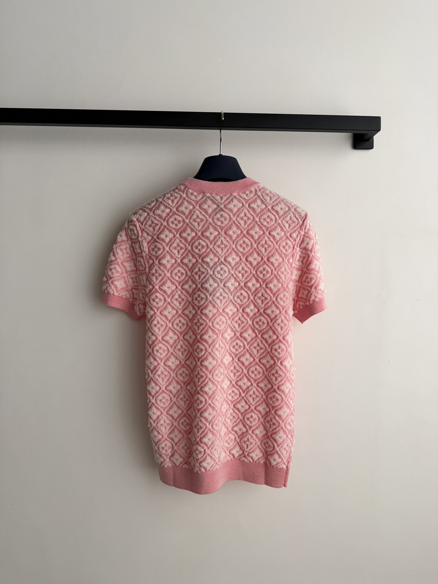 LouisVuitto*🆕2026春夏粉色老花针织上衣，经典Monogram老花搭配粉色，温柔又时髦✨。