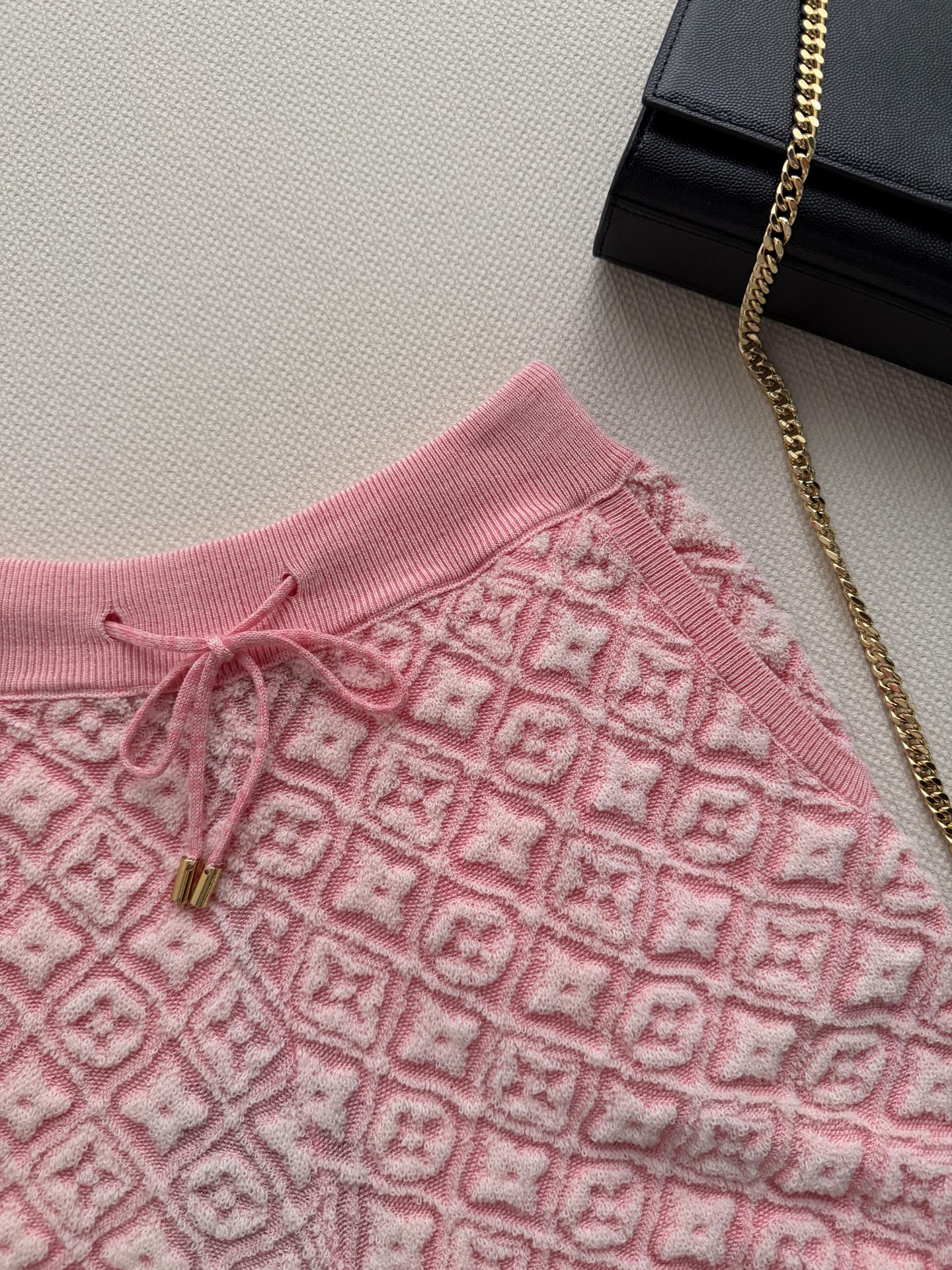 LouisVuitto*🆕2026春夏粉色老花针织短裤，经典Monogram老花搭配粉色，温柔又时髦✨。