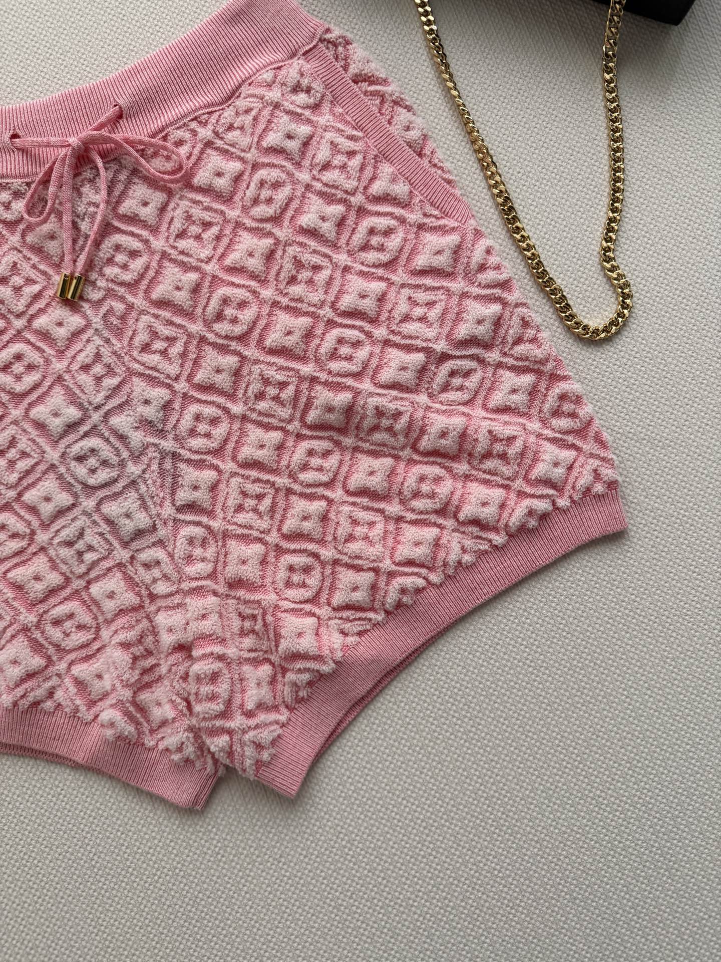 LouisVuitto*🆕2026春夏粉色老花针织短裤，经典Monogram老花搭配粉色，温柔又时髦✨。