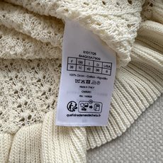 𝐃𝐢𝐨*🆕26new🪄 华夫格荷叶边下摆针织开衫外套 以柔和米色为基底,延续品牌标志性的优雅少女设计语言 𝐃𝐢𝐨*🆕26new🪄 华夫格荷叶边下摆针织开衫外套 以柔和米色为基底,延续品牌标志性的优雅少女设计语言