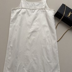 Prad*🆕26新款白色水洗牛仔连衣裙,以极简的线条轮廓焕新登场,完美平衡了休闲随性与高级质感。甄选优质 Prad*🆕26新款白色水洗牛仔连衣裙,以极简的线条轮廓焕新登场,完美平衡了休闲随性与高级质感。甄选优质
