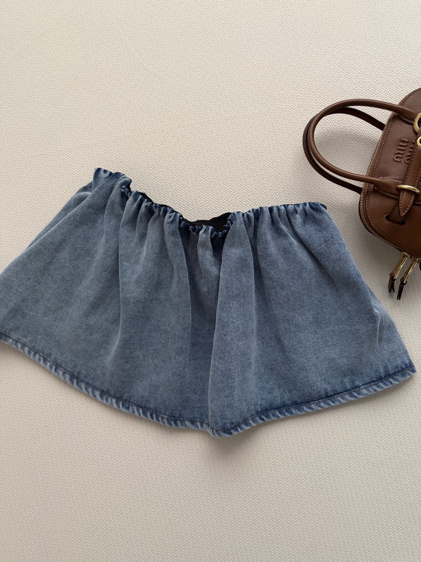 Miumi*🆕26年新款牛仔半裙 皮革抽绳搭配小蝴蝶结，瞬间唤醒少女心，温柔中透着灵动，甜度直接拉满~牛