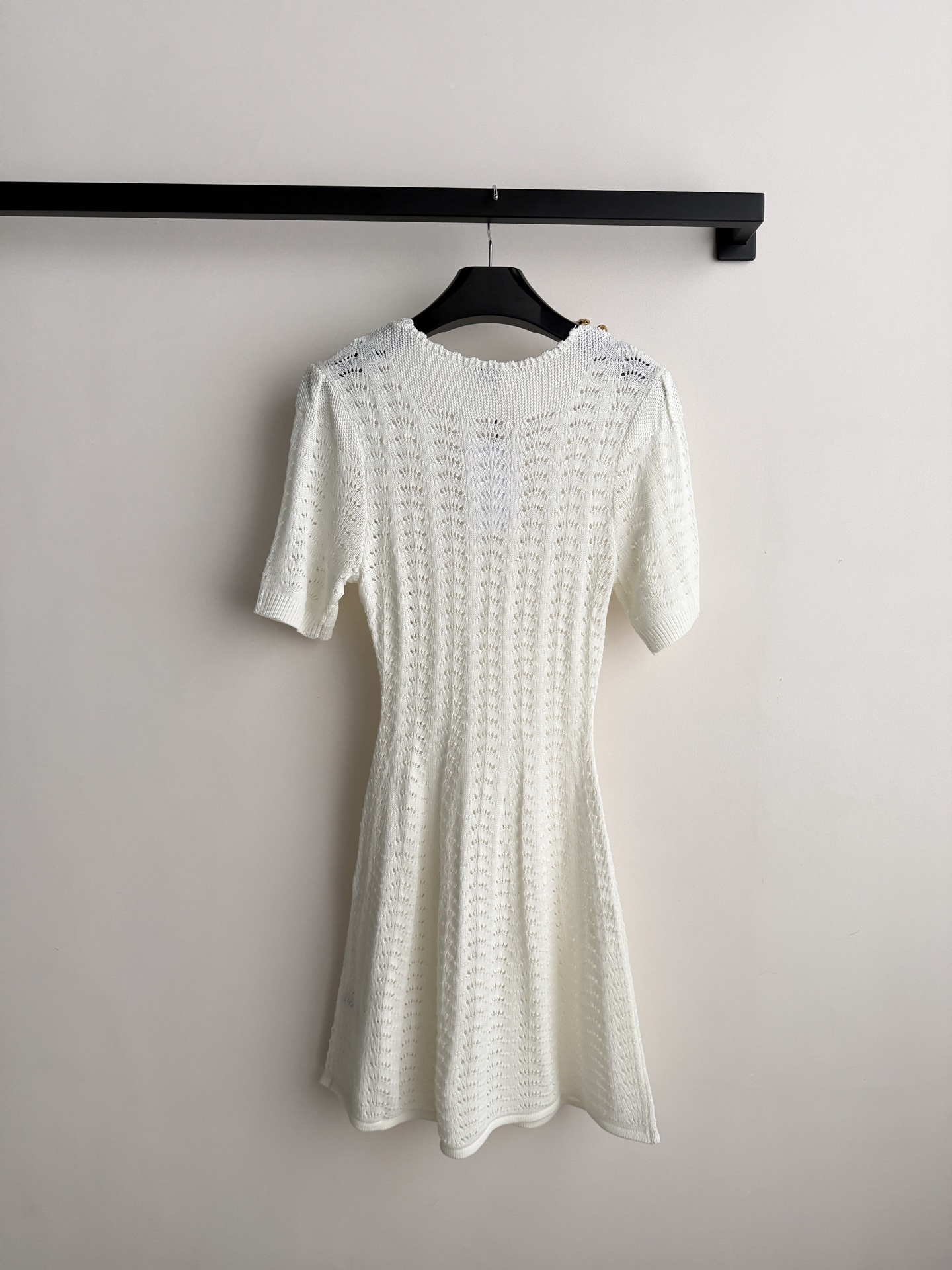 Celin*🆕26ss夏季新款镂空针织连衣裙👗，手工编织凯旋门logo，扇形镂空设计超有细节感✨V领修饰