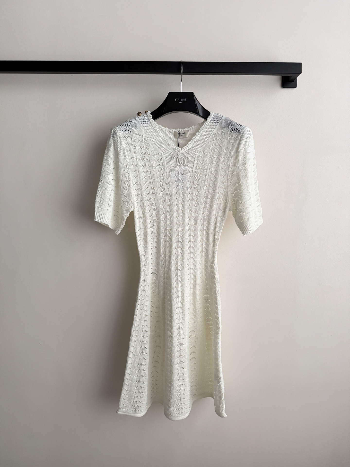 Celin*🆕26ss夏季新款镂空针织连衣裙👗，手工编织凯旋门logo，扇形镂空设计超有细节感✨V领修饰