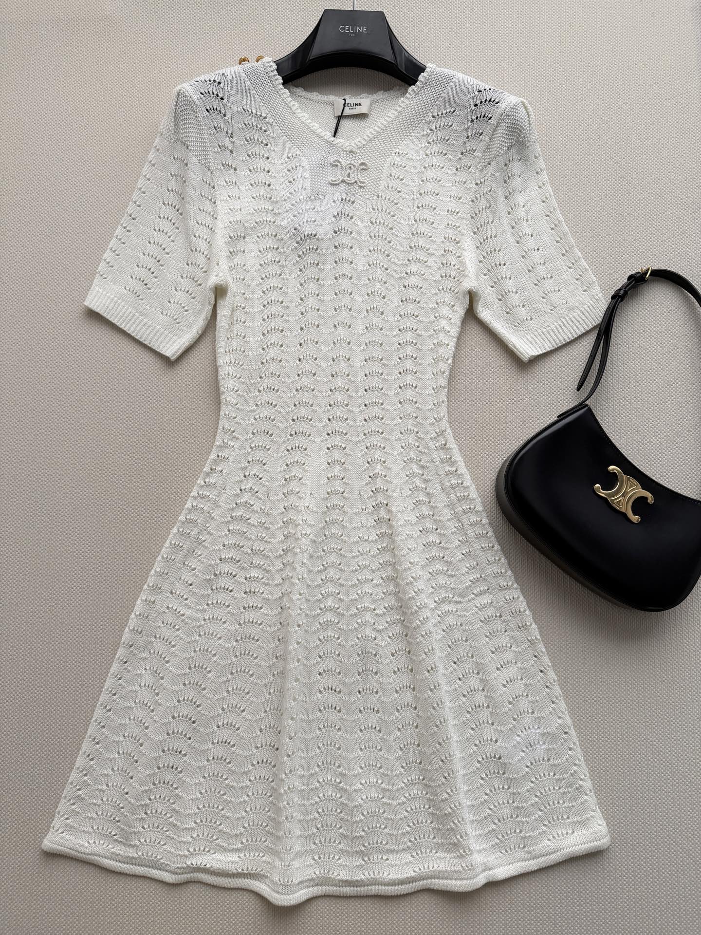 Celin*🆕26ss夏季新款镂空针织连衣裙👗，手工编织凯旋门logo，扇形镂空设计超有细节感✨V领修饰