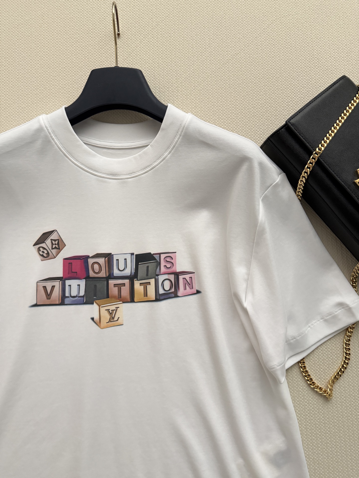 LouisVuitto*🆕 2026新品，白色圆领设计，亲肤透气面料，夏天穿超舒服！正面彩色积木字母印花