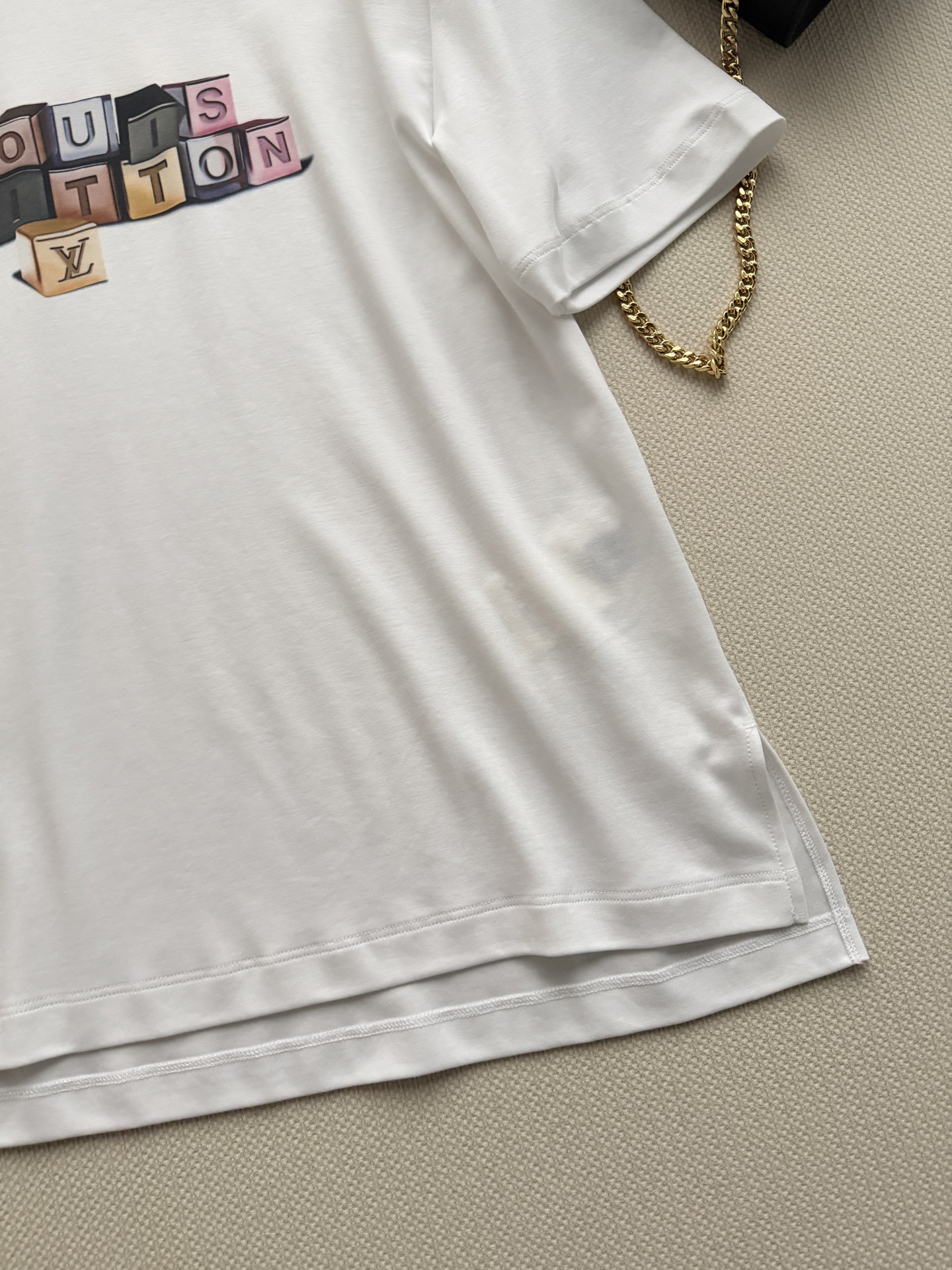 LouisVuitto*🆕 2026新品，白色圆领设计，亲肤透气面料，夏天穿超舒服！正面彩色积木字母印花