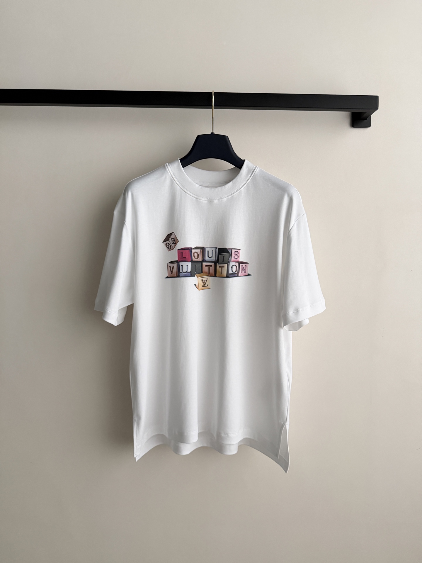 LouisVuitto*🆕 2026新品，白色圆领设计，亲肤透气面料，夏天穿超舒服！正面彩色积木字母印花