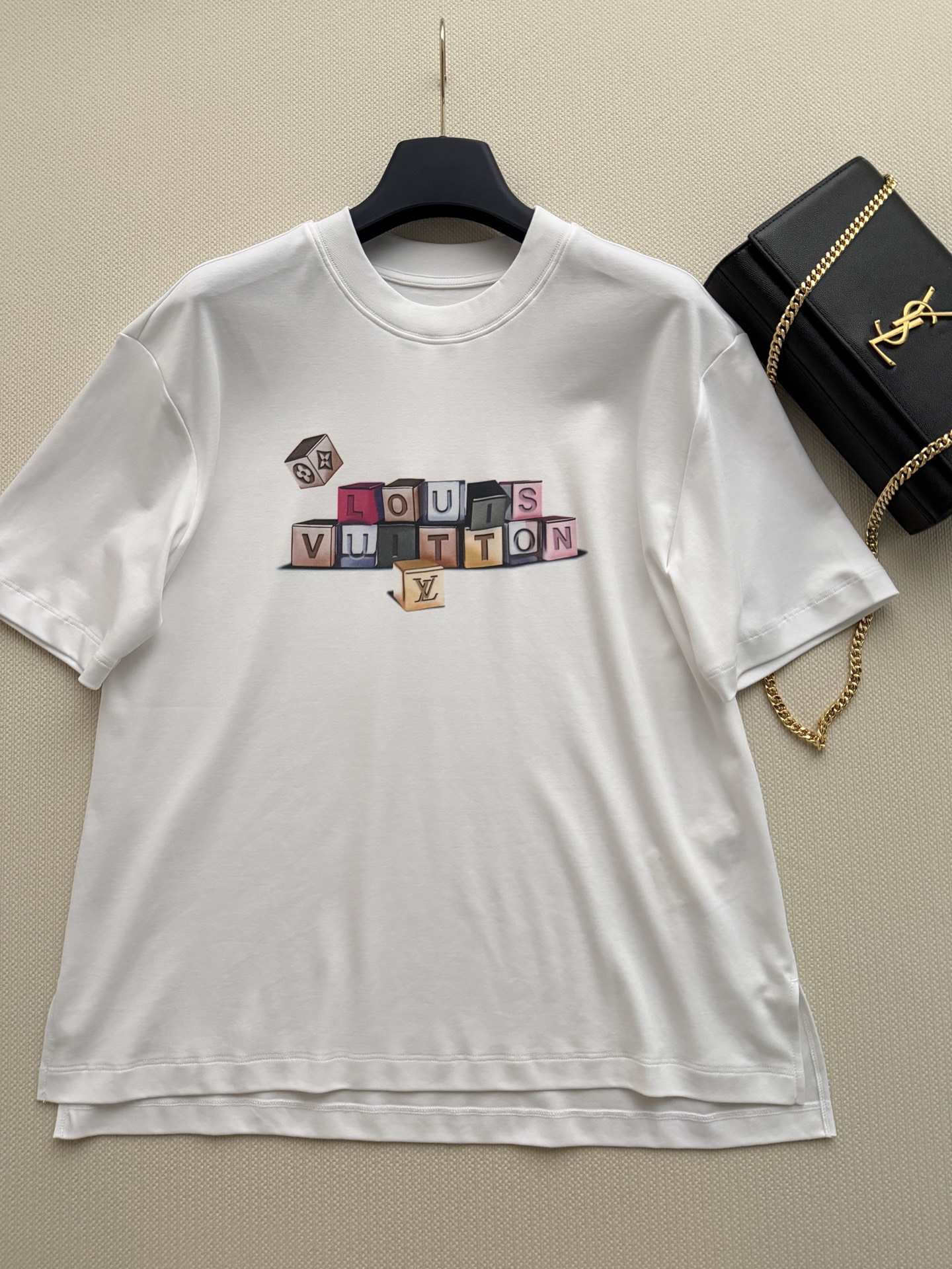 LouisVuitto*🆕 2026新品，白色圆领设计，亲肤透气面料，夏天穿超舒服！正面彩色积木字母印花