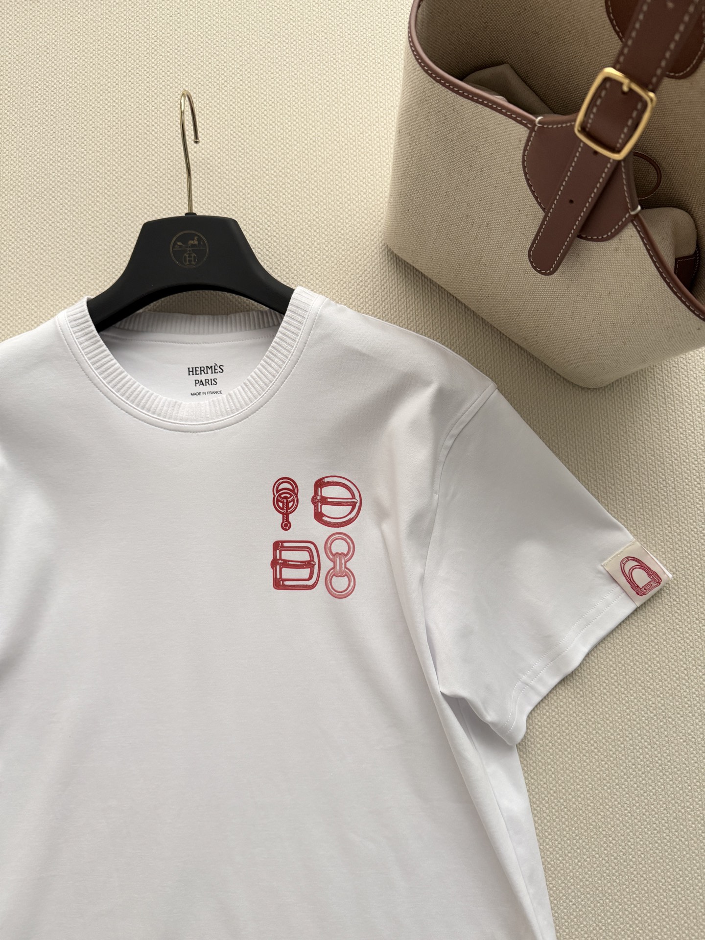 Hermè*🆕白色印花T恤，采用纯棉材质，柔软舒适，夏天穿超清爽！简约白色搭配马具搭扣印花，满满品牌辨识