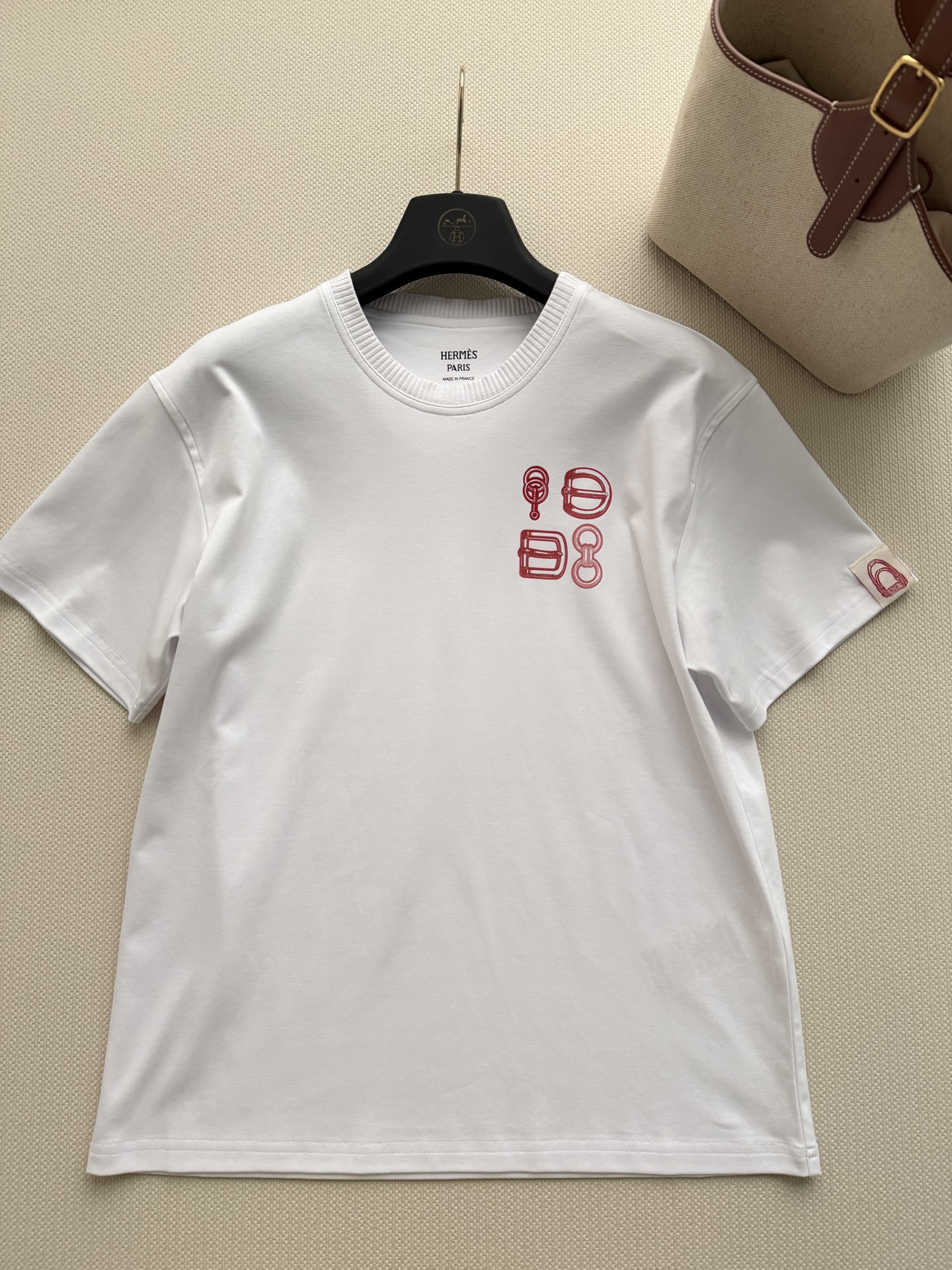 Hermè*🆕白色印花T恤，采用纯棉材质，柔软舒适，夏天穿超清爽！简约白色搭配马具搭扣印花，满满品牌辨识