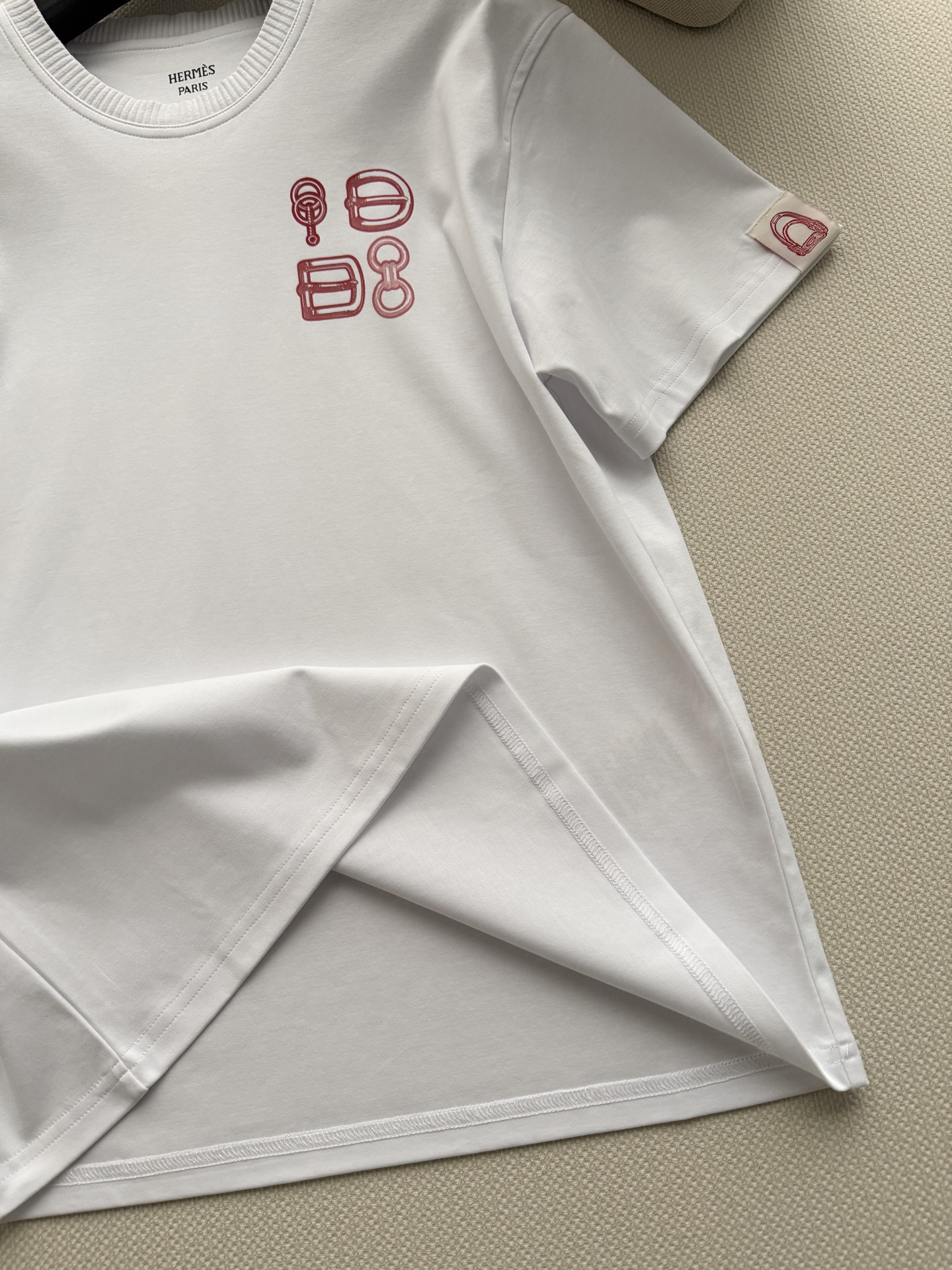 Hermè*🆕白色印花T恤，采用纯棉材质，柔软舒适，夏天穿超清爽！简约白色搭配马具搭扣印花，满满品牌辨识