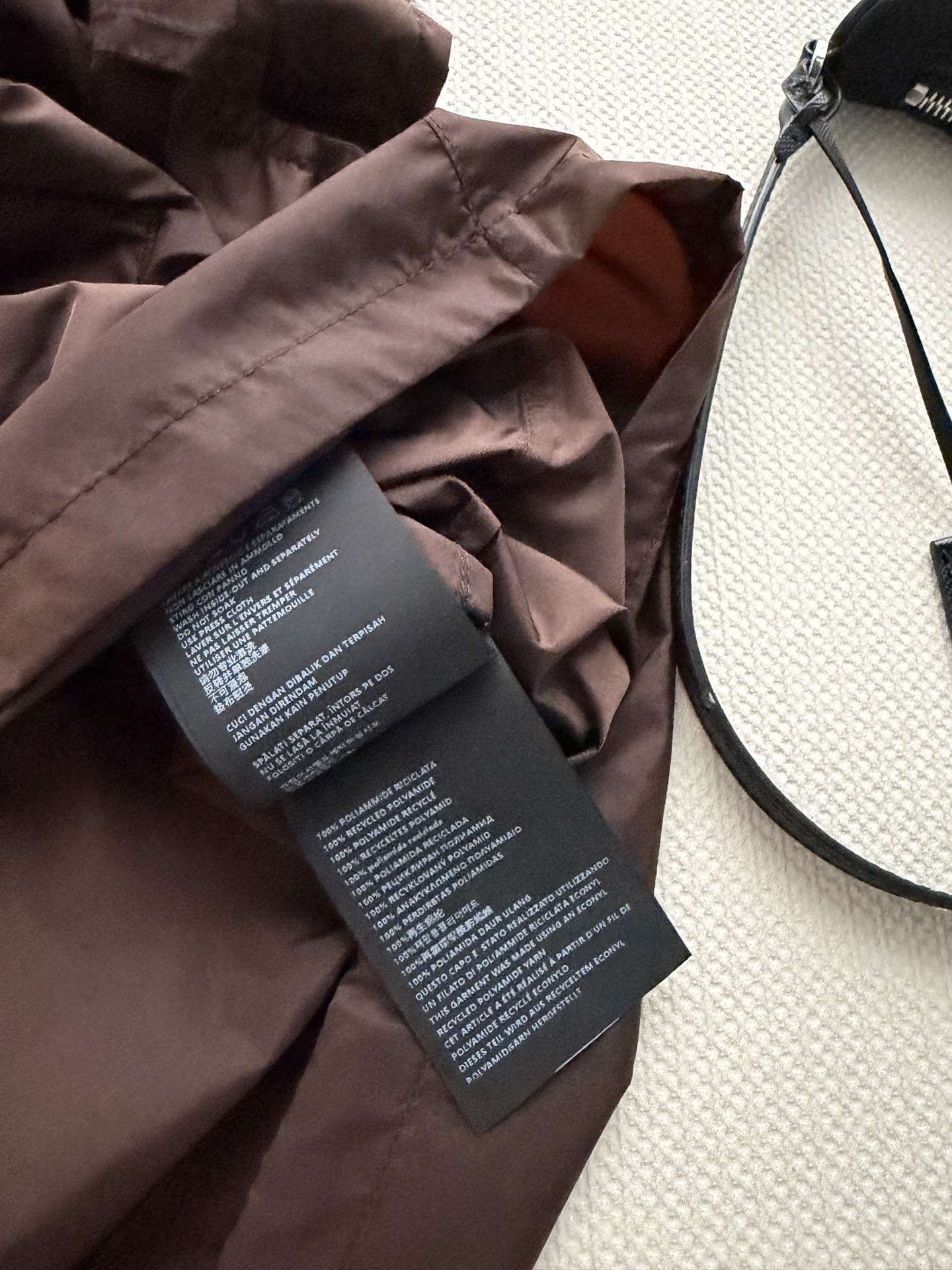 Prad*🆕新款连衣裙，Re‑Nylon 面料的专业科技质感与精致饰面，诠释了这款现代风格迷你连衣裙兼具