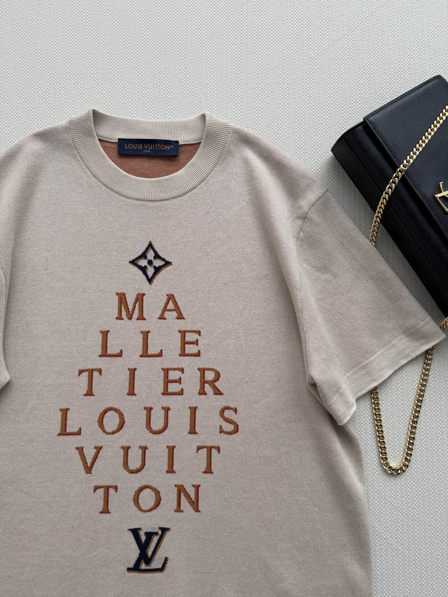 LouisVuitto*🆕早秋PREFALL DL2系列男女同款针织短袖，米白色软糯面料，亲肤舒适，夏天