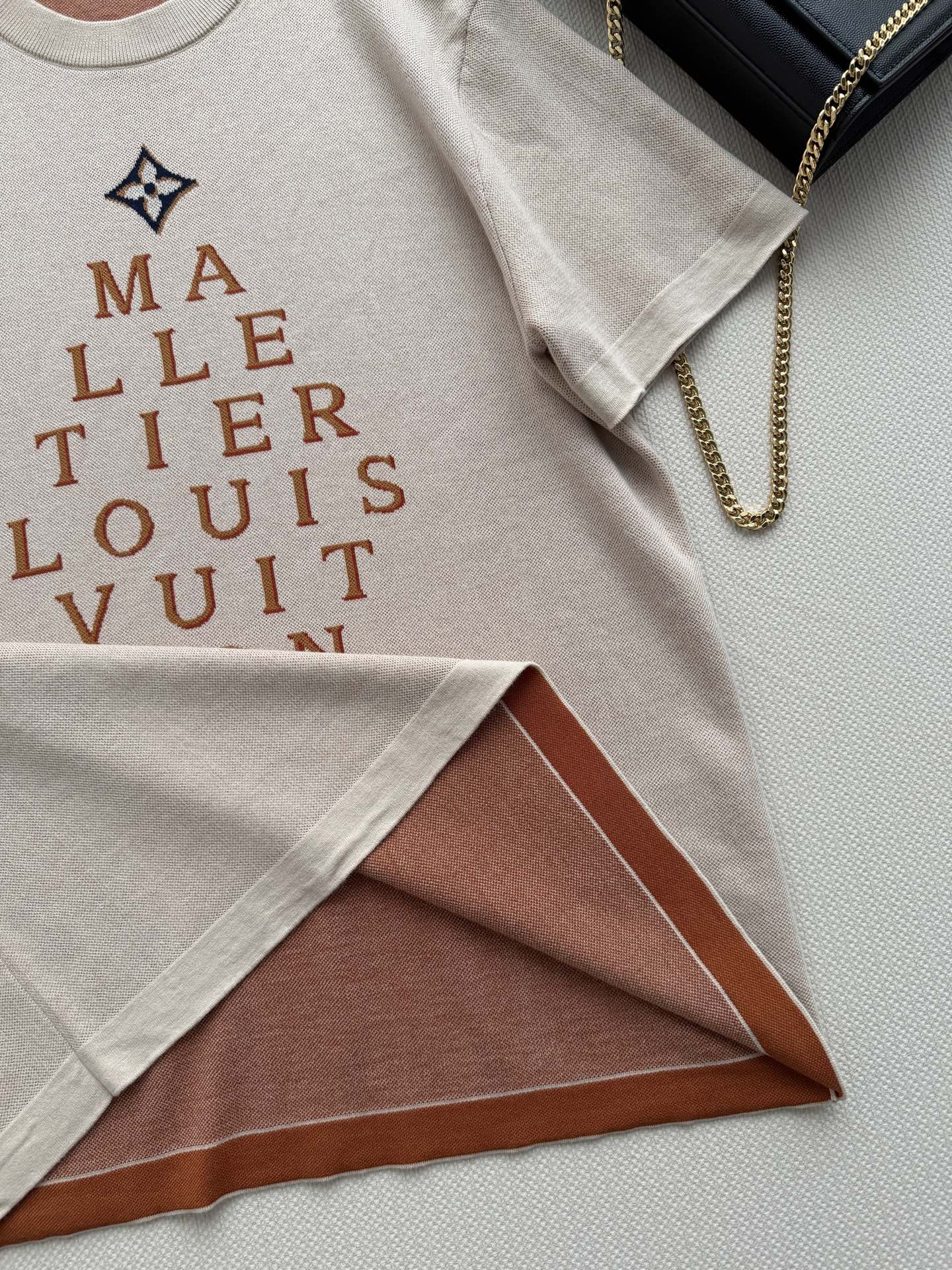 LouisVuitto*🆕早秋PREFALL DL2系列男女同款针织短袖，米白色软糯面料，亲肤舒适，夏天