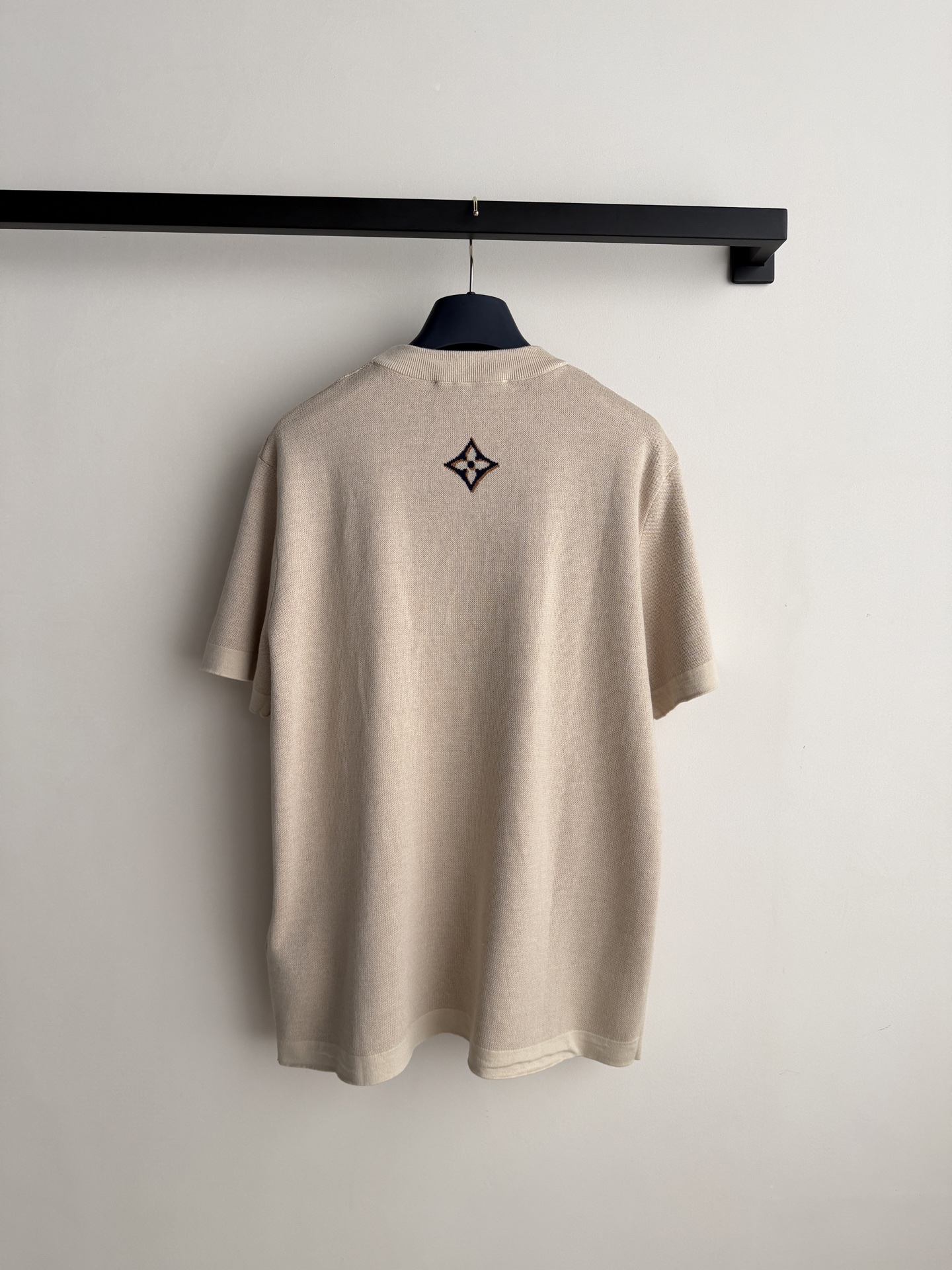 LouisVuitto*🆕早秋PREFALL DL2系列男女同款针织短袖，米白色软糯面料，亲肤舒适，夏天