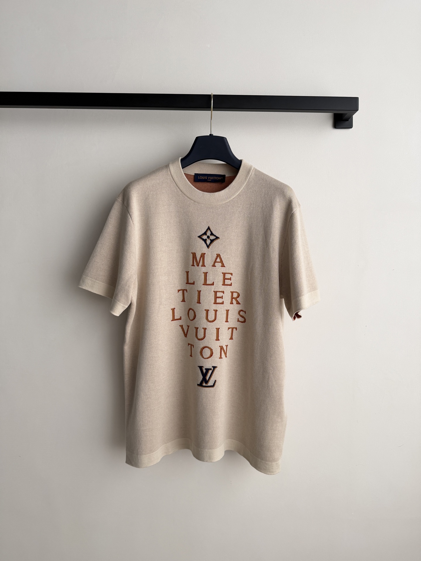LouisVuitto*🆕早秋PREFALL DL2系列男女同款针织短袖，米白色软糯面料，亲肤舒适，夏天