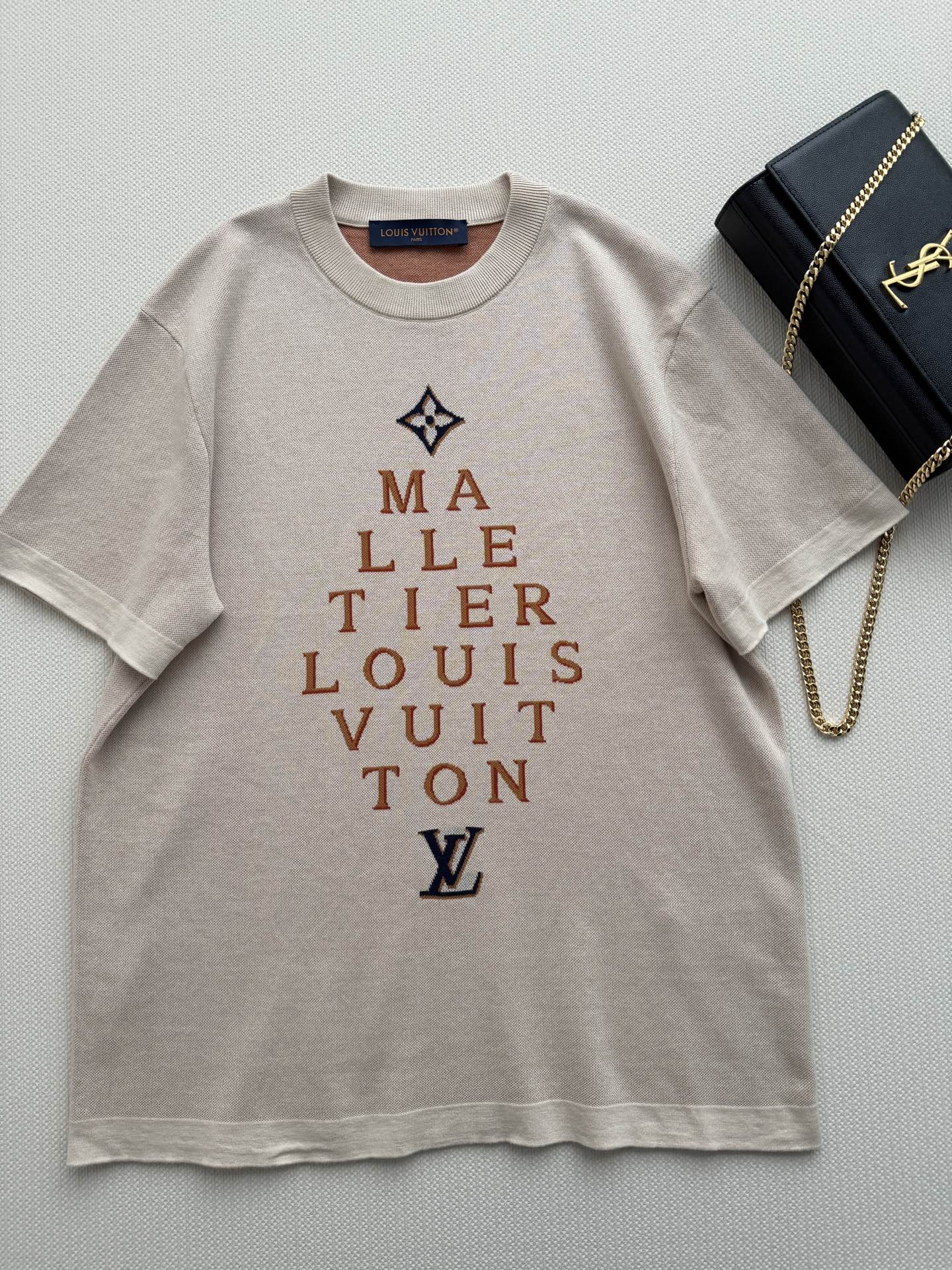 LouisVuitto*🆕早秋PREFALL DL2系列男女同款针织短袖，米白色软糯面料，亲肤舒适，夏天