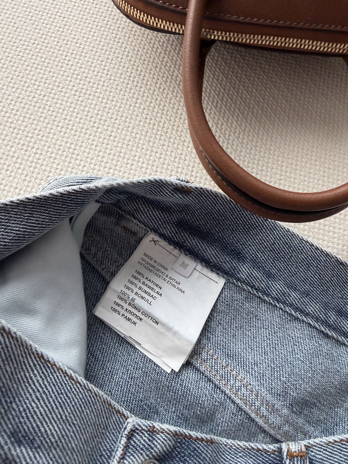 miumi*🆕这条浅蓝色直筒牛仔裤采用水洗牛仔布，高腰设计修饰腰线，直筒剪裁显瘦又百搭，适合多种身材✨。