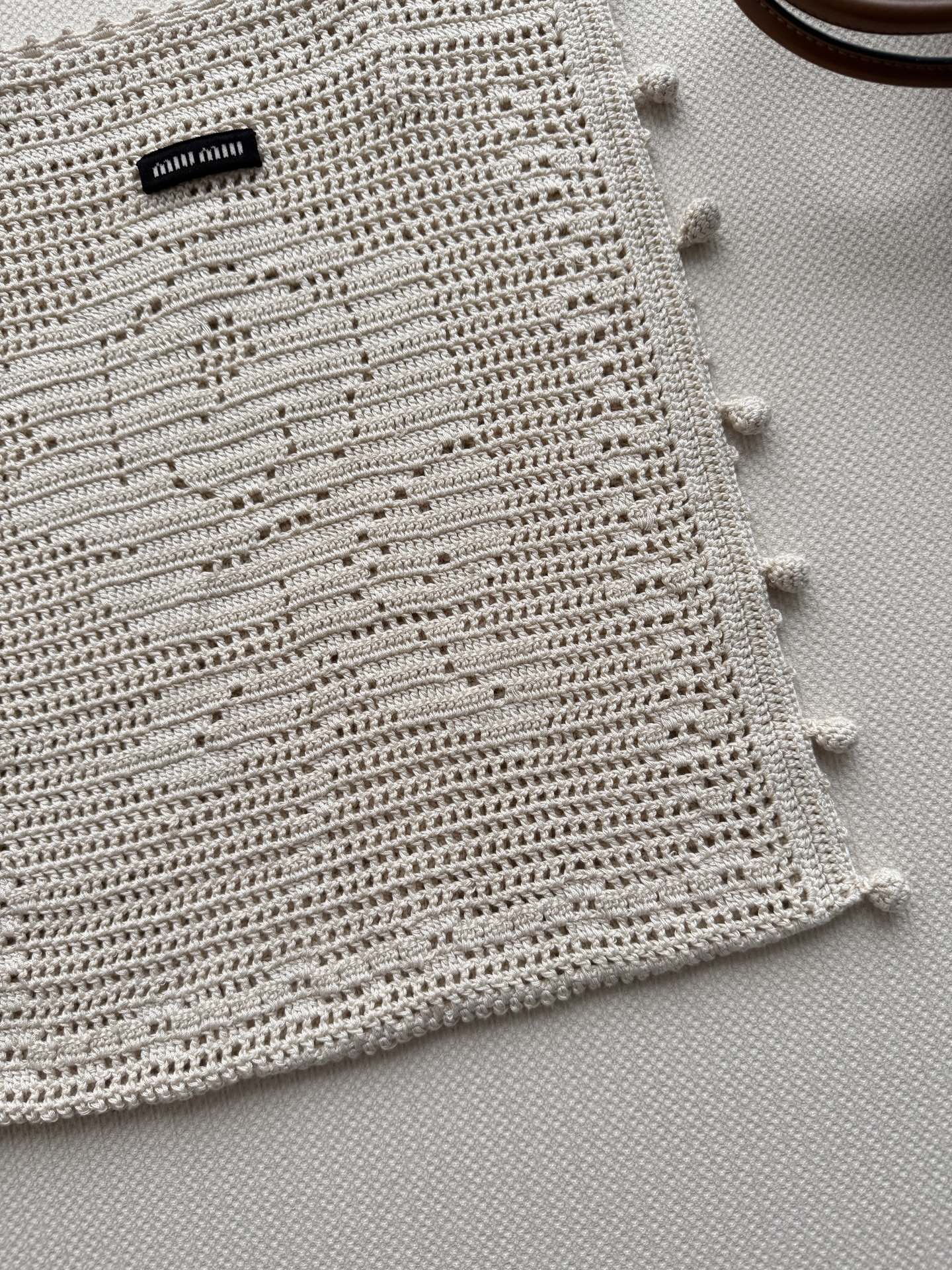 𝐌𝐢𝐮𝐌𝐢*🆕26new🪄米白色钩针编织托特包👜🧶镂空设计+两侧球形装饰，轻盈又有手工感，超适合夏天背出