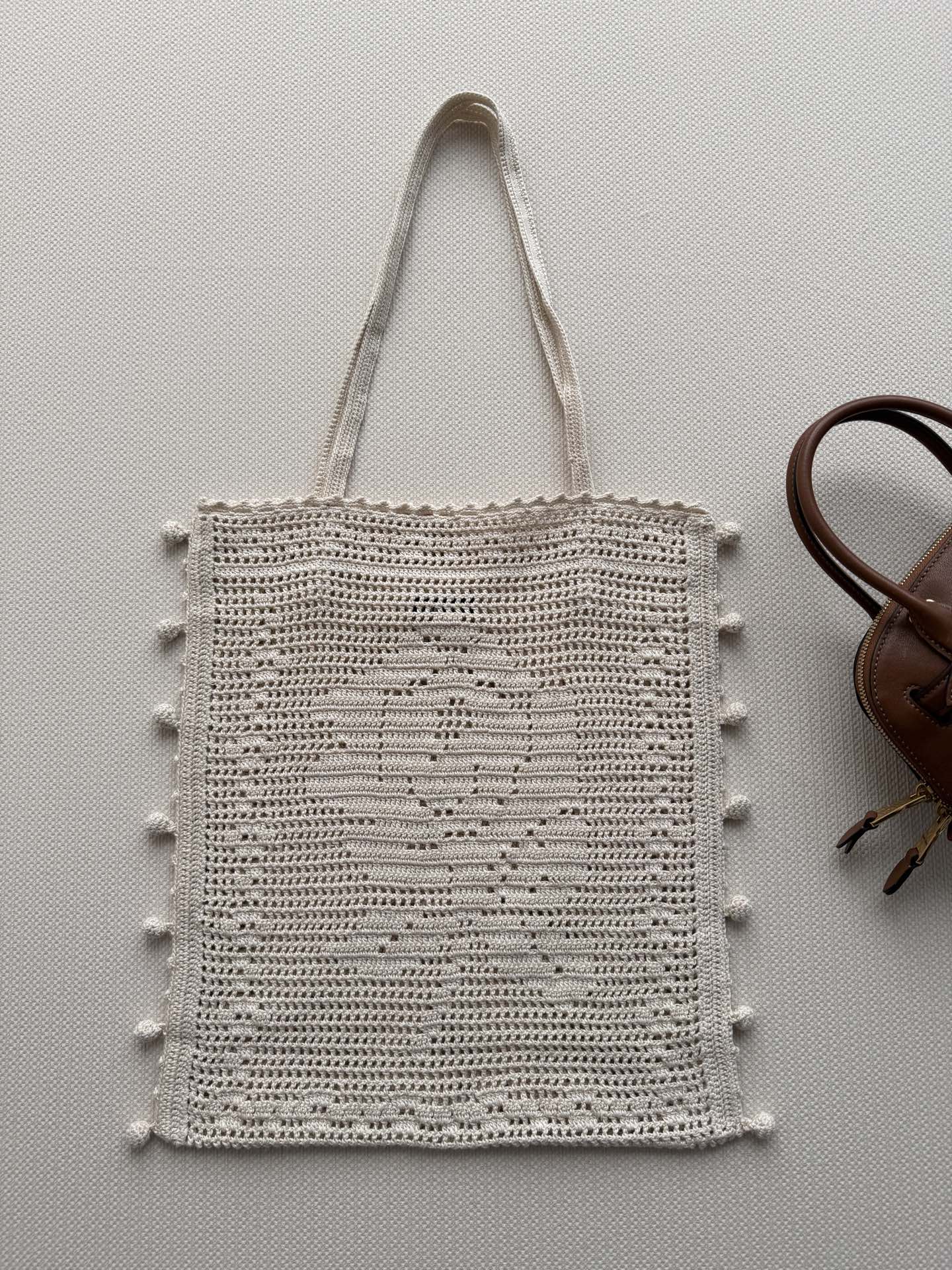 𝐌𝐢𝐮𝐌𝐢*🆕26new🪄米白色钩针编织托特包👜🧶镂空设计+两侧球形装饰，轻盈又有手工感，超适合夏天背出