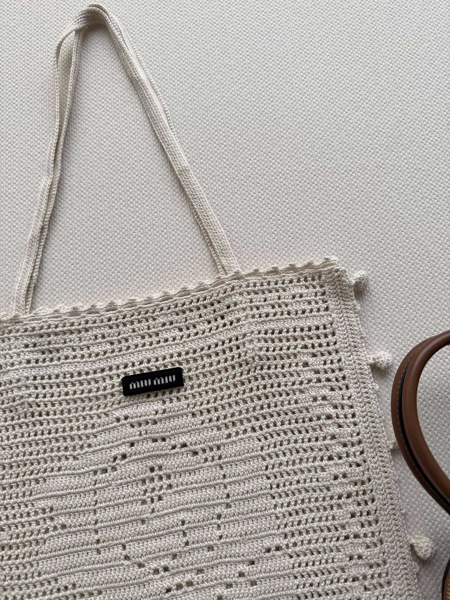 𝐌𝐢𝐮𝐌𝐢*🆕26new🪄米白色钩针编织托特包👜🧶镂空设计+两侧球形装饰，轻盈又有手工感，超适合夏天背出