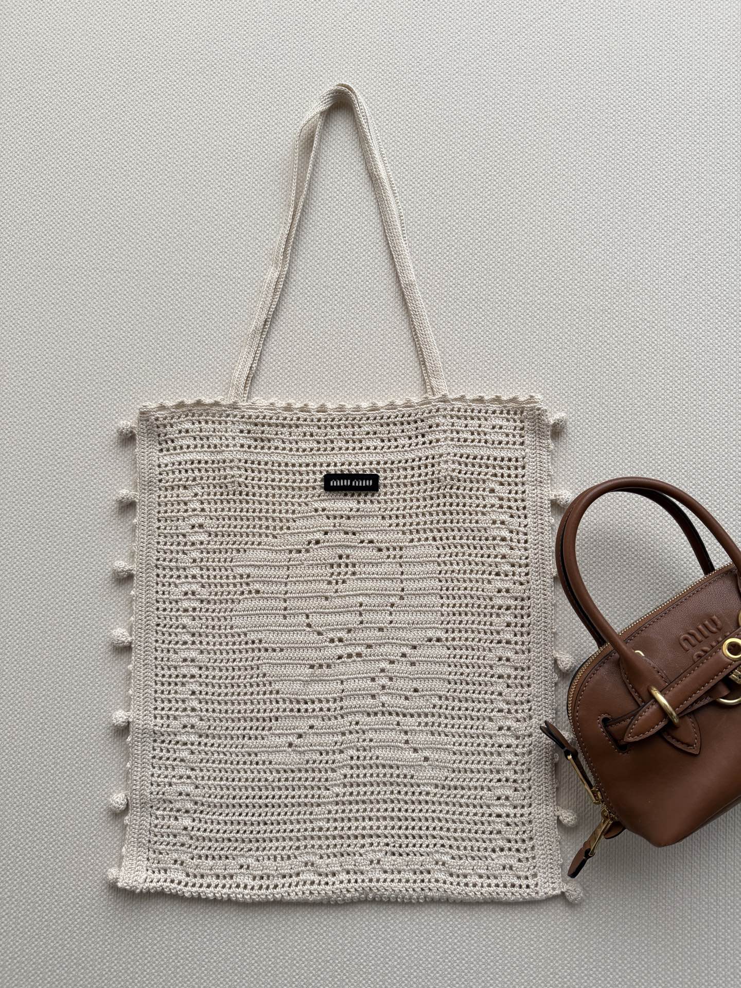 𝐌𝐢𝐮𝐌𝐢*🆕26new🪄米白色钩针编织托特包👜🧶镂空设计+两侧球形装饰，轻盈又有手工感，超适合夏天背出