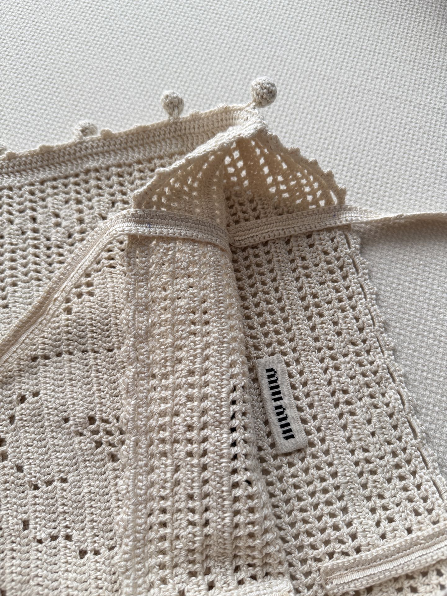 𝐌𝐢𝐮𝐌𝐢*🆕26new🪄米白色钩针编织托特包👜🧶镂空设计+两侧球形装饰，轻盈又有手工感，超适合夏天背出