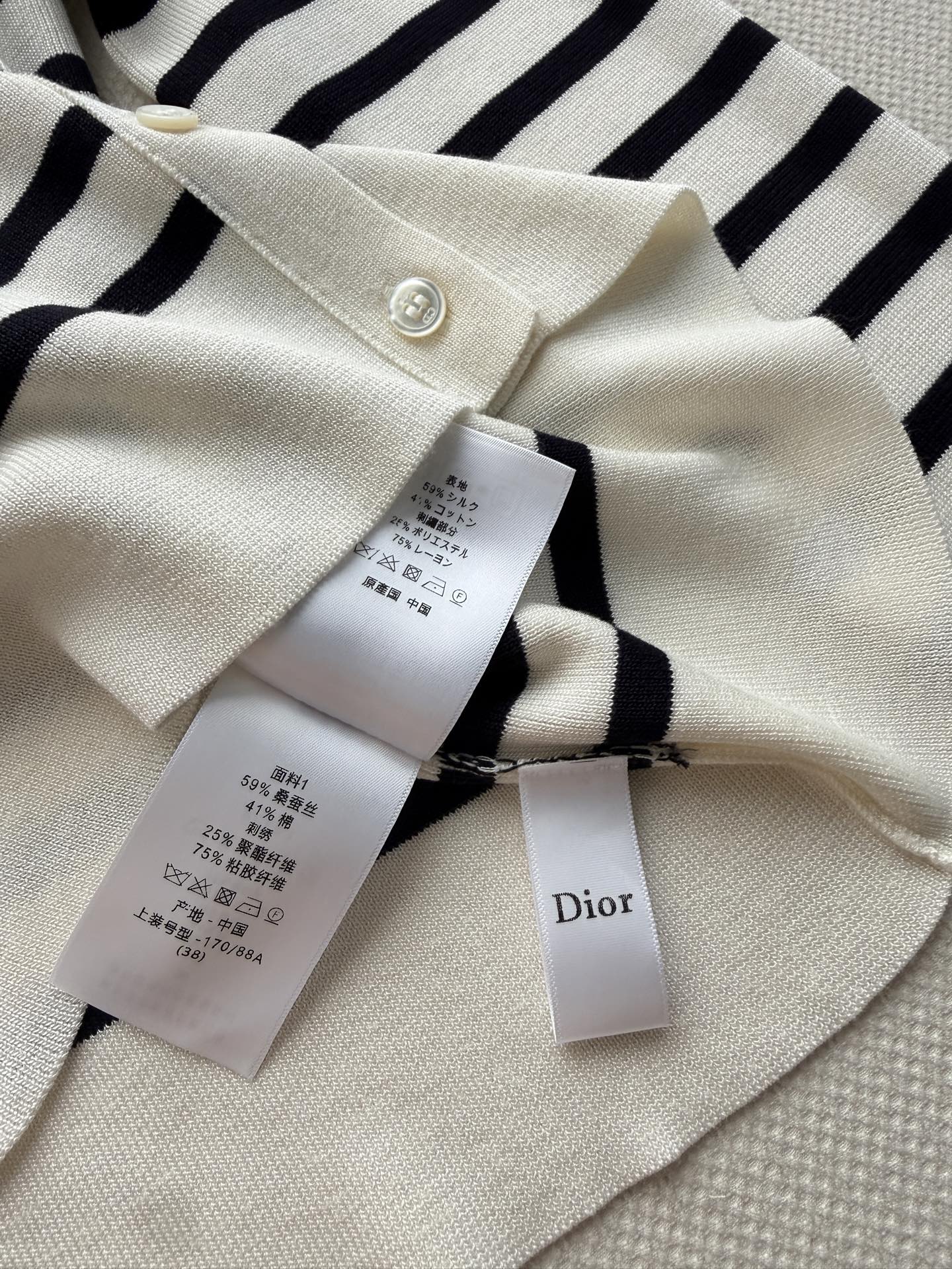 Dio*🆕这款黑白条纹针织开衫，采用高品质羊毛，柔软又保暖，V领设计简约大方，左胸绣有“Dior”标志，