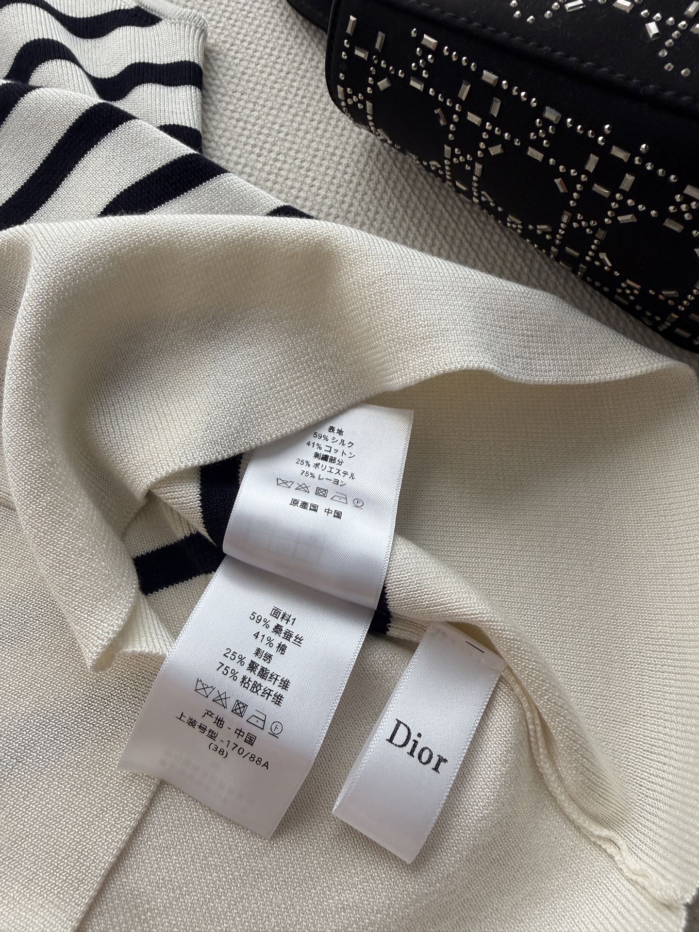 Dio*🆕26春夏这款条纹针织背心，白色底配黑色横条纹，简约又有辨识度。柔软针织面料，贴身舒适，春夏穿超