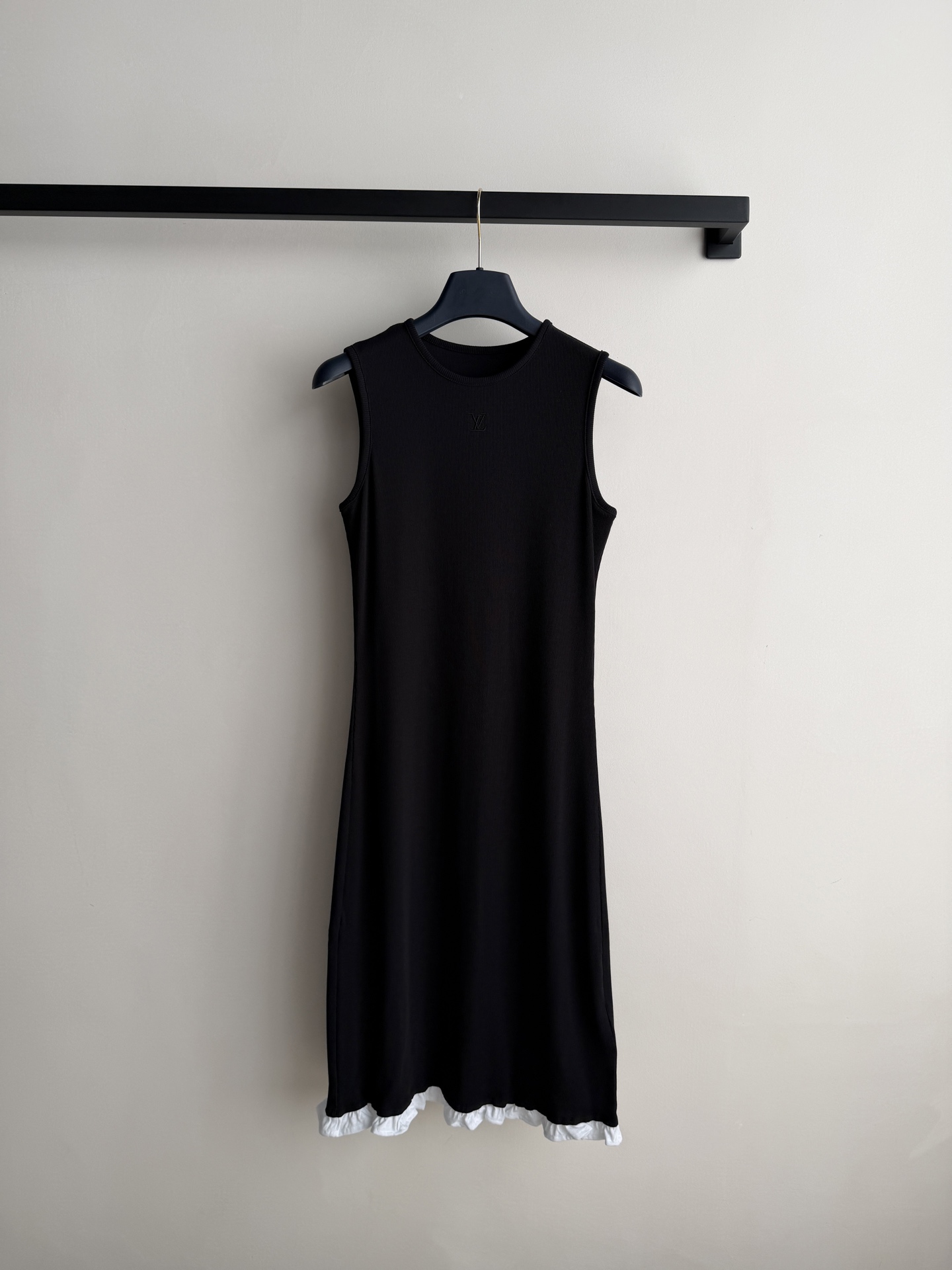 LouisVuitto*🆕这款花边背心连衣裙👗采用柔软棉质面料，透气又舒适，夏天穿超合适！下摆和袖口的花