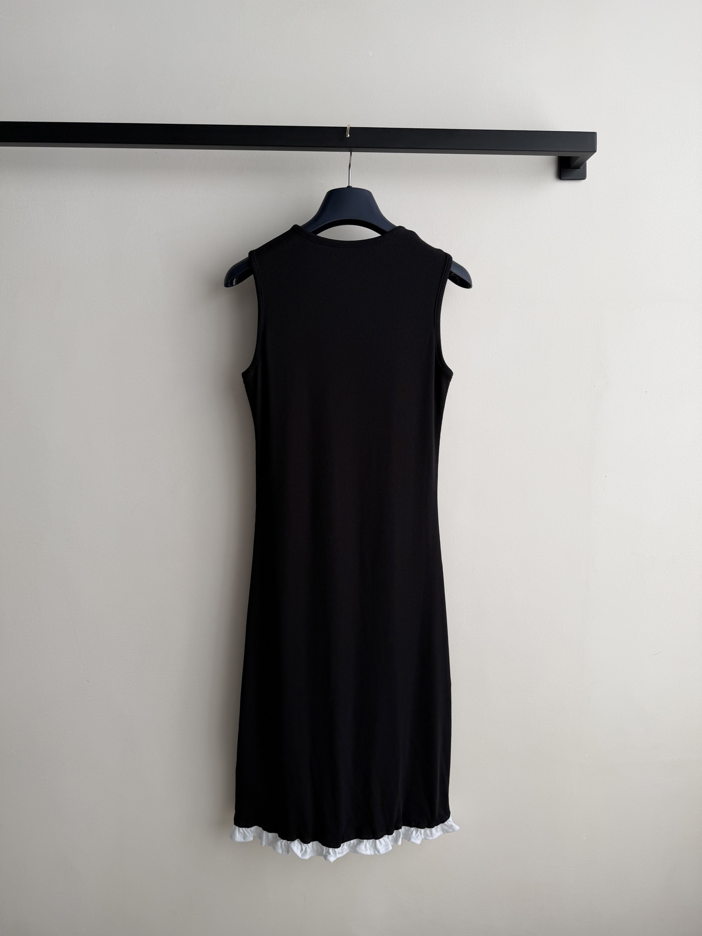 LouisVuitto*🆕这款花边背心连衣裙👗采用柔软棉质面料，透气又舒适，夏天穿超合适！下摆和袖口的花