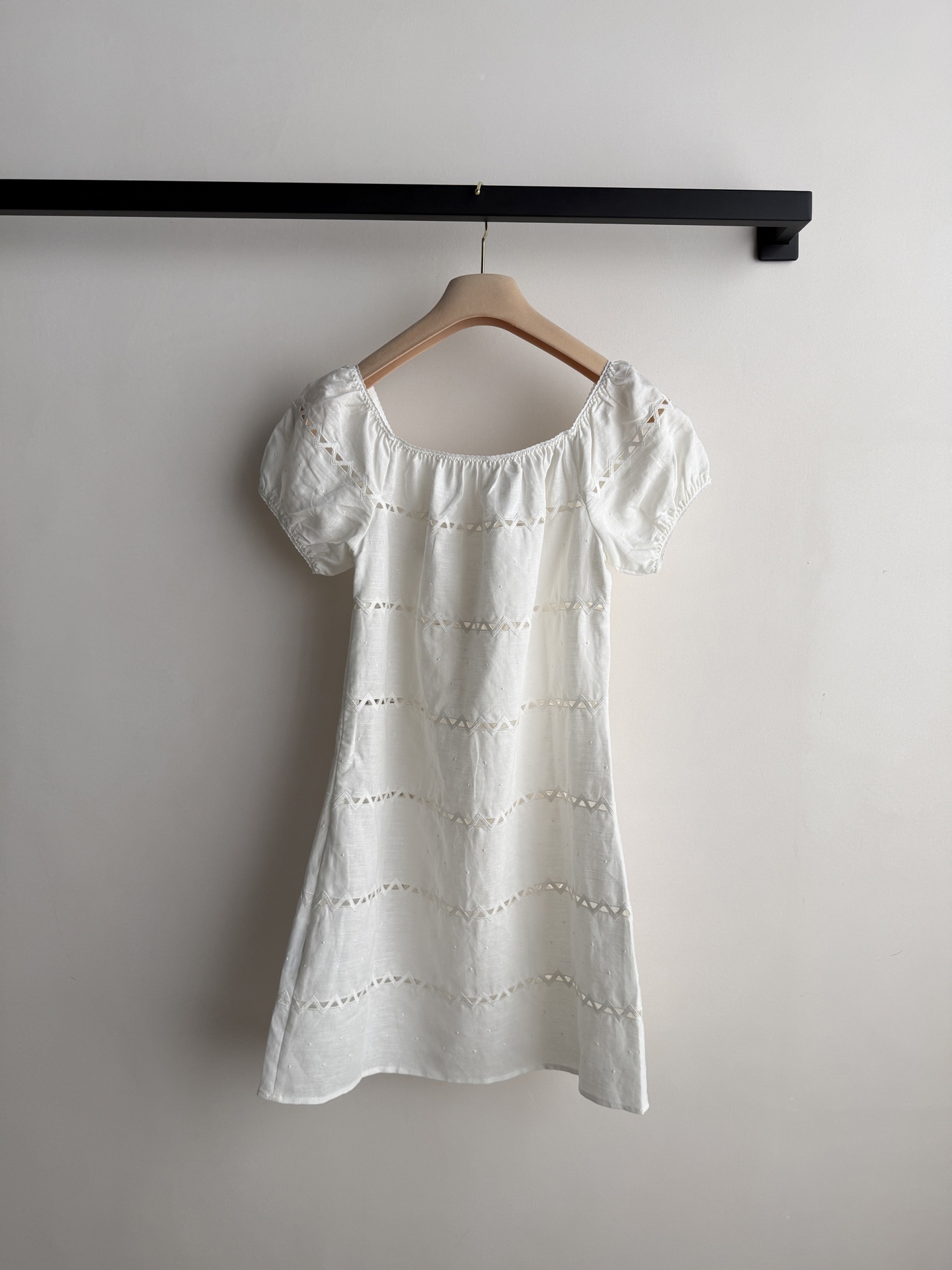 Miu Mi*🆕26 春夏高定版 | 奶白棉麻镂空泡泡袖连衣裙这件连衣裙注定成为质感控的心头好。摒弃刺眼
