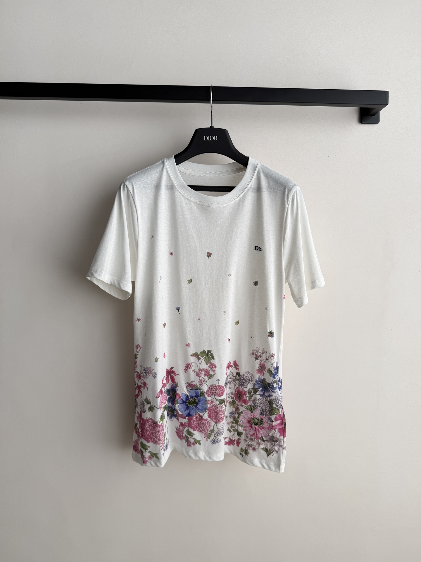𝐃𝐢𝐨*🆕26new🪄花卉刺绣短袖T恤🌸🩷🌸奶白色底色搭配粉蓝花卉，清新优雅，春夏氛围感满满✨整体花朵蝴